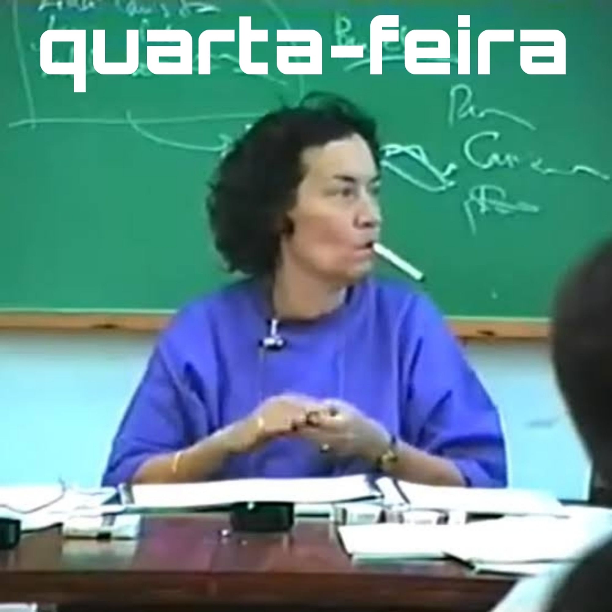 Meme - uma foto da Maria da Conceição Tavares. Ela está em sala de aula, sentada sem uma mesa prestes a acender um cigarro. Há os dizeres na parte superior "quarta-feira"