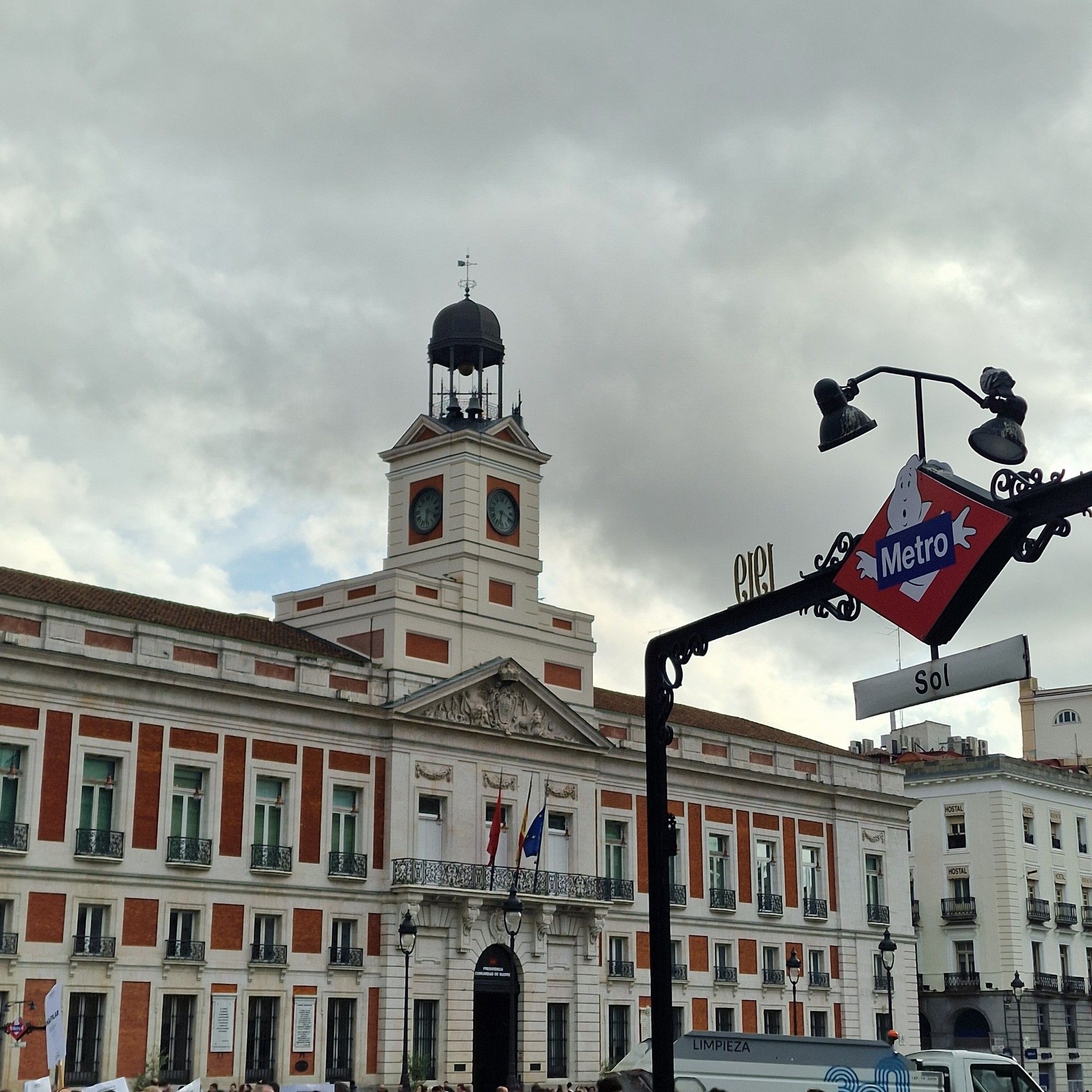 Puerta del Sol con la marquesina del metro de Madrid modificado con la promoción de la película Ghostbusters.