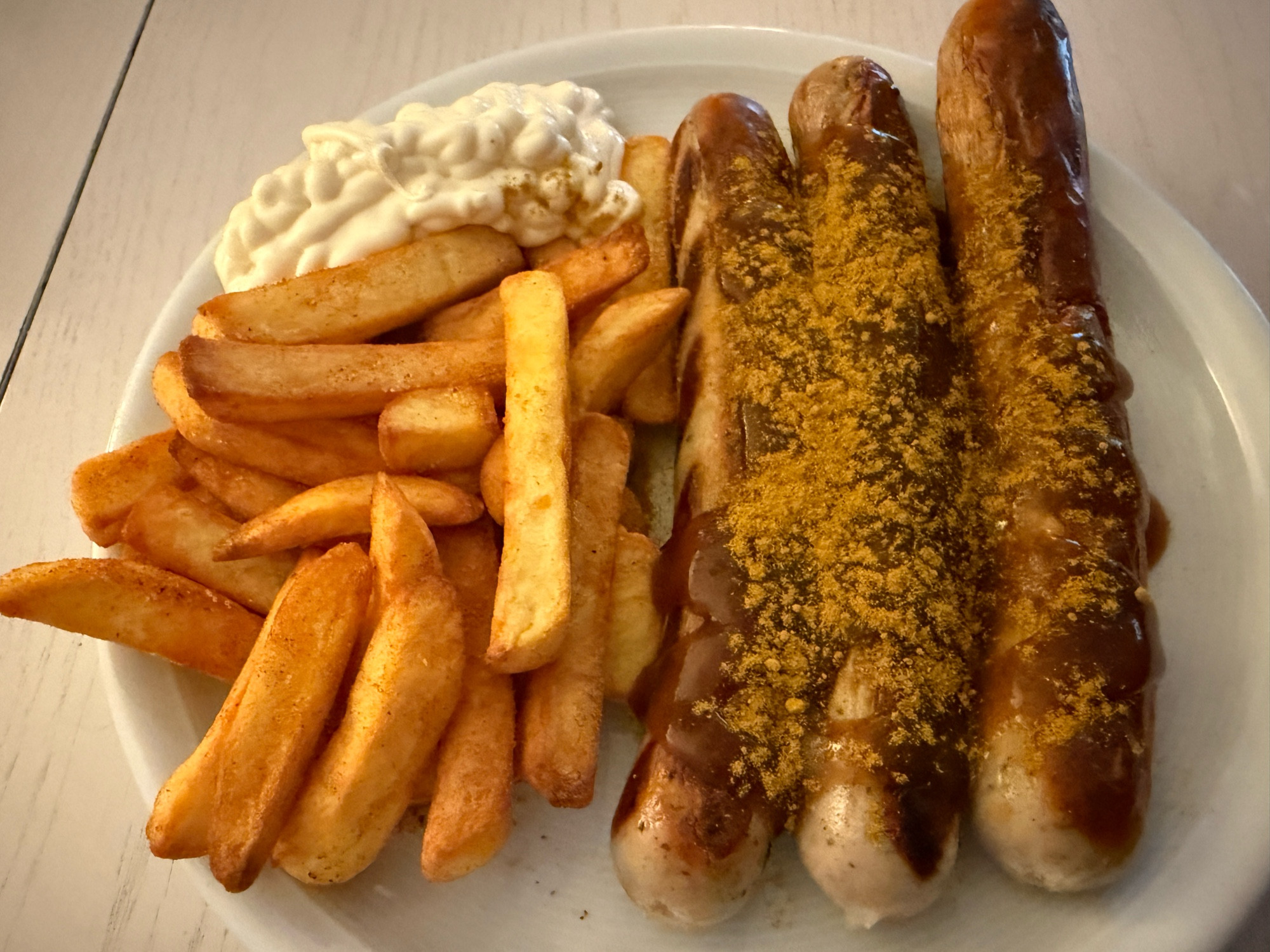 Currywurst mit Pommes und Mayonnaise. 