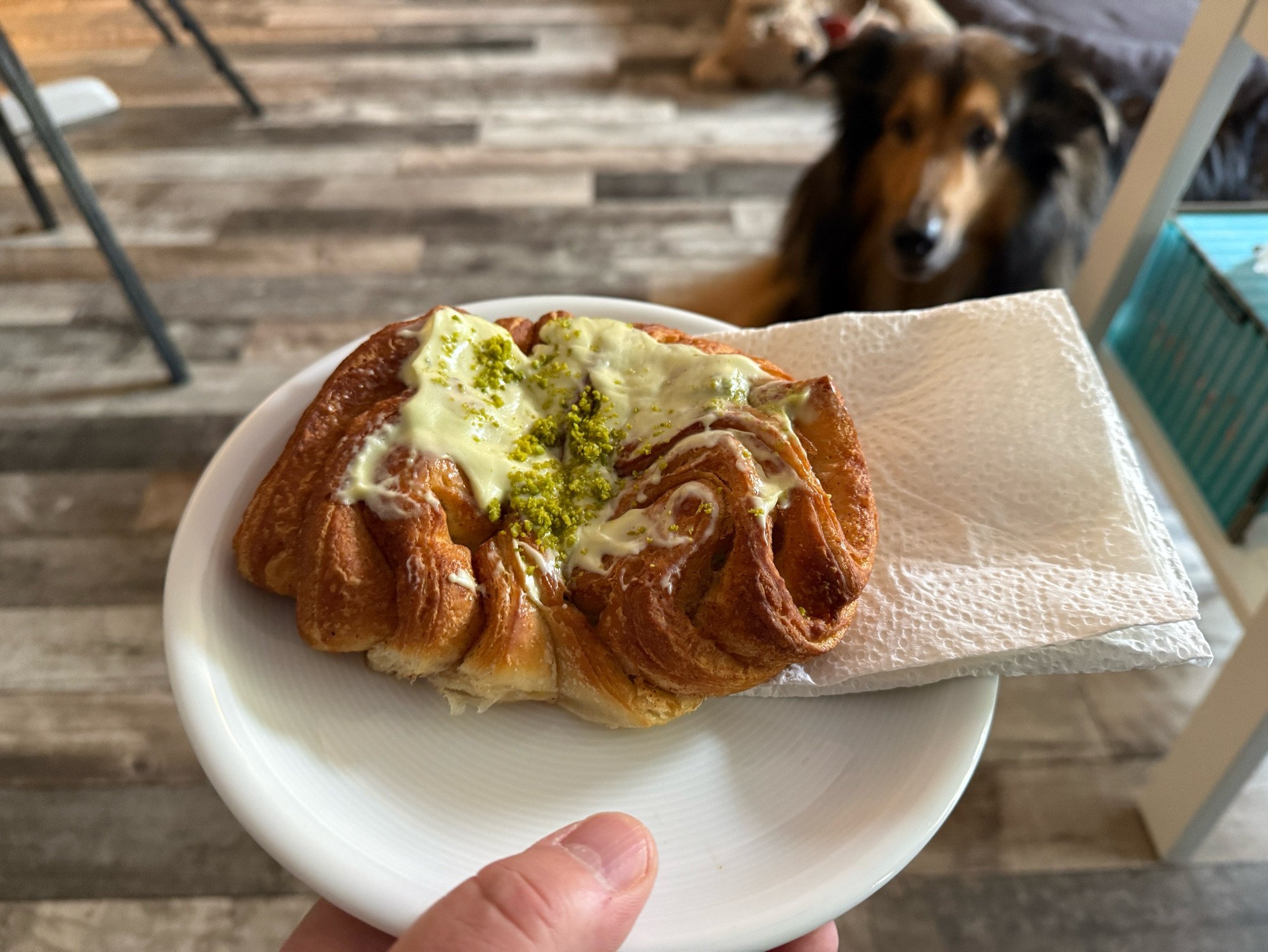 Franzbrötchen mit Pistazienglasur. 