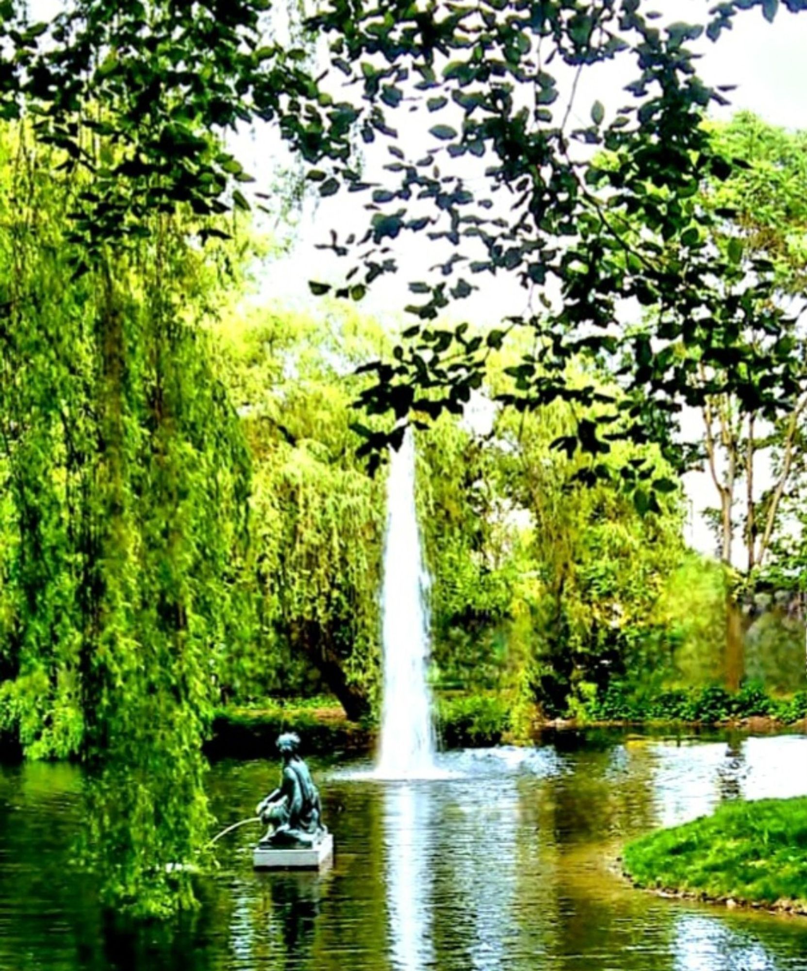 Springbrunnen mit Teich in Park