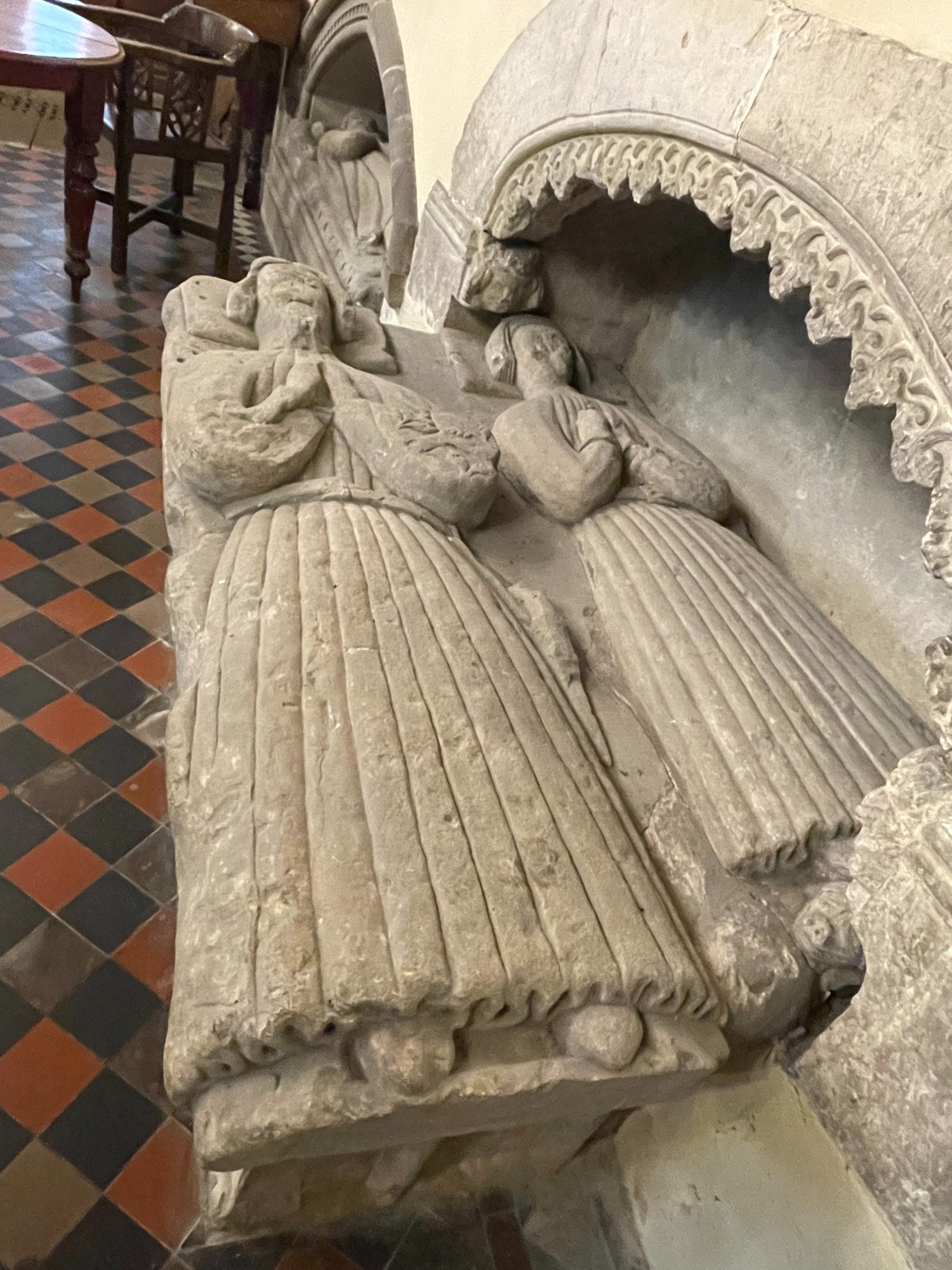 Tomb effigies of a man and a woman