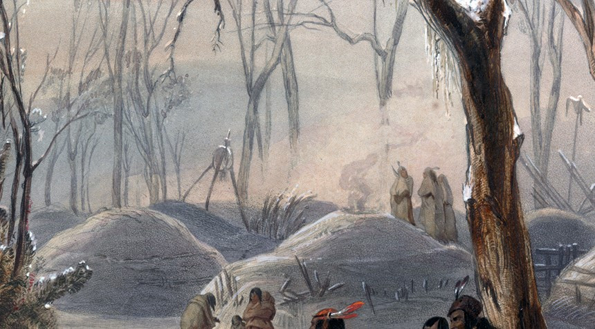 auf den Häusern eines schneebedeckten Winterdorfs im Schutz des Waldes stehen in Pelze gehüllte Indigene - teilweise mit einzelnen Federn im Haar (https://blog.nationalmuseum.ch/2021/12/karl-bodmer-in-nordamerika/)