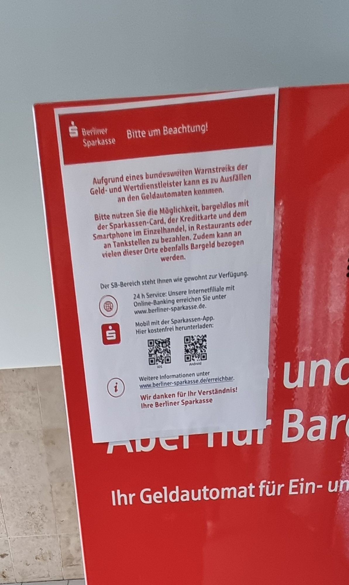 Mitteilung am Geldautomat der Sparkasse 
Aufgrund eines bundeswiten Warnstreiks der Geld- und Wertdienstleister kann es ru Ausiallen an den Geldautomaten koninten. Bitte nutzen Sie die M&glichkeit, bargeldlos mit der Sparkassen-Card, der Kreditkarte und dem Smartphone im Einzelhandel, in Restaurants oder an Tankstellen zu bezahlen. Zudemt kann an vielen dieser Orte ebenfalls Bargeld bezogen werden.