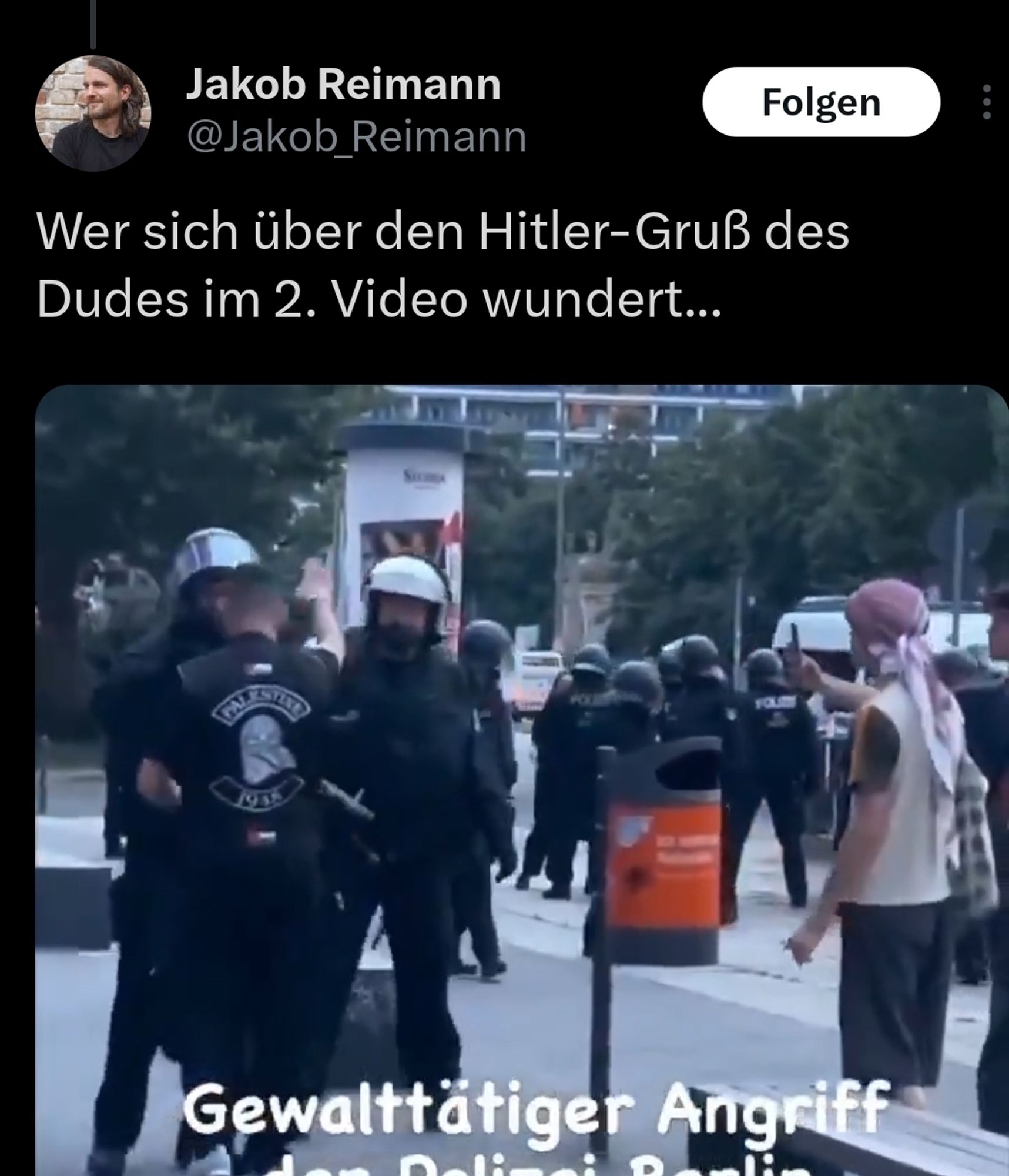 Tweet von Jakob Reimann
Wer sich über den Hitler- Gruß des Dudes im 2. Video wundert..
Darunter ein Video, bei dem ein Teilnehmer einer pro Palestine Demo den Hitlergruß zeigt