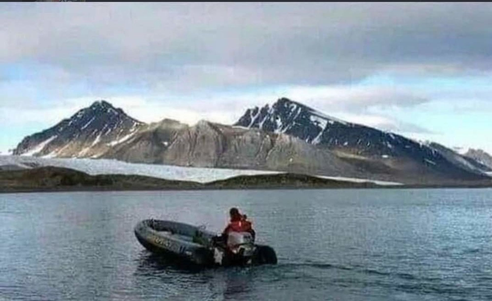 Selbe Stelle 2002.
Der Gletscher hat sich weit zurück gezogen. Es sind ganze Berge sichtbar von denen man vorher höchsten die Spitzen gesehen hat.
Im Vordergrund ein modernen Boot mit Außenborder.