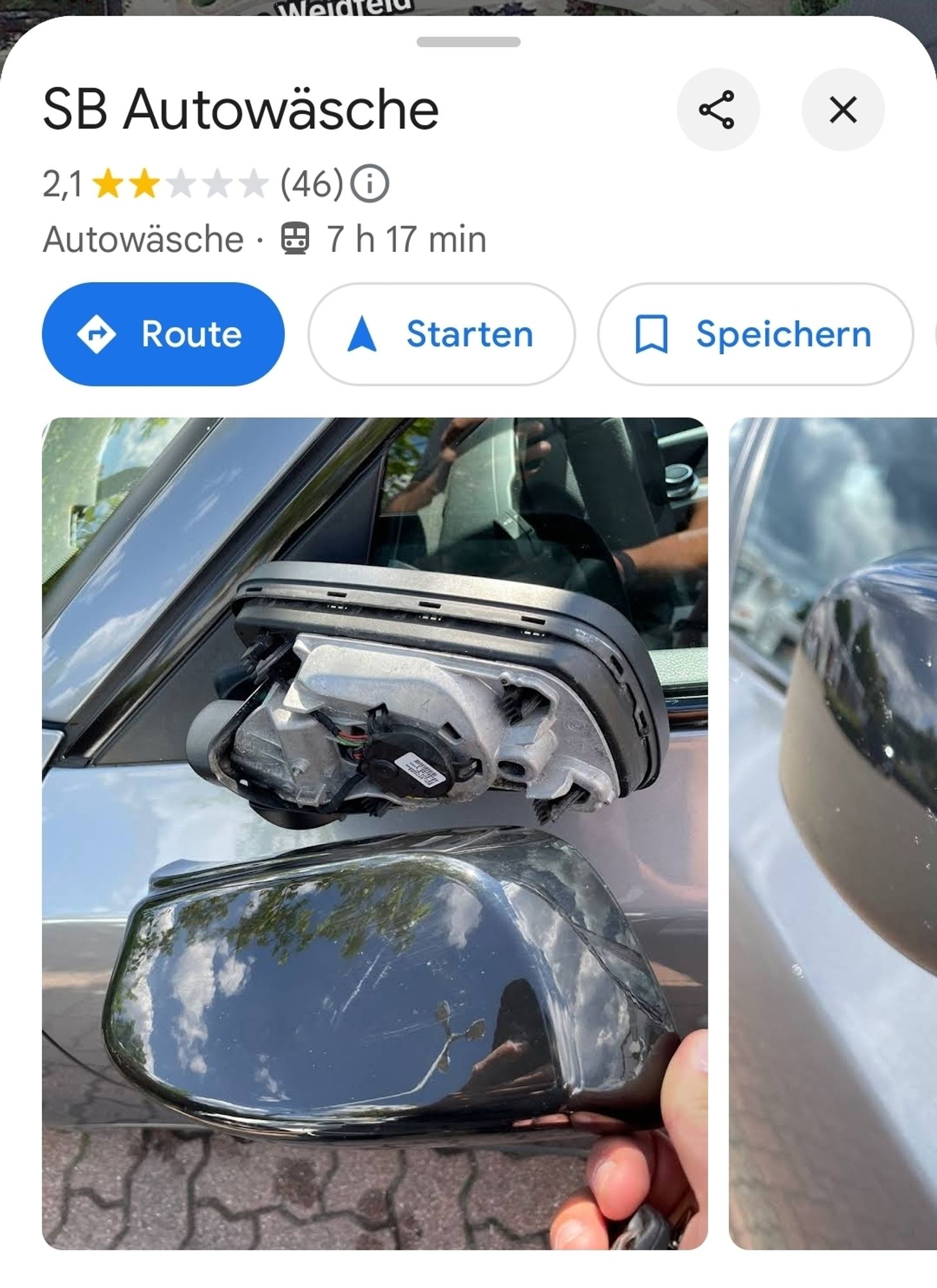 Google Bewertungen der Autowaschanlage.
2,1 Sterne.
Das erste Bild zeigt einen zerstörten Außenspiegel