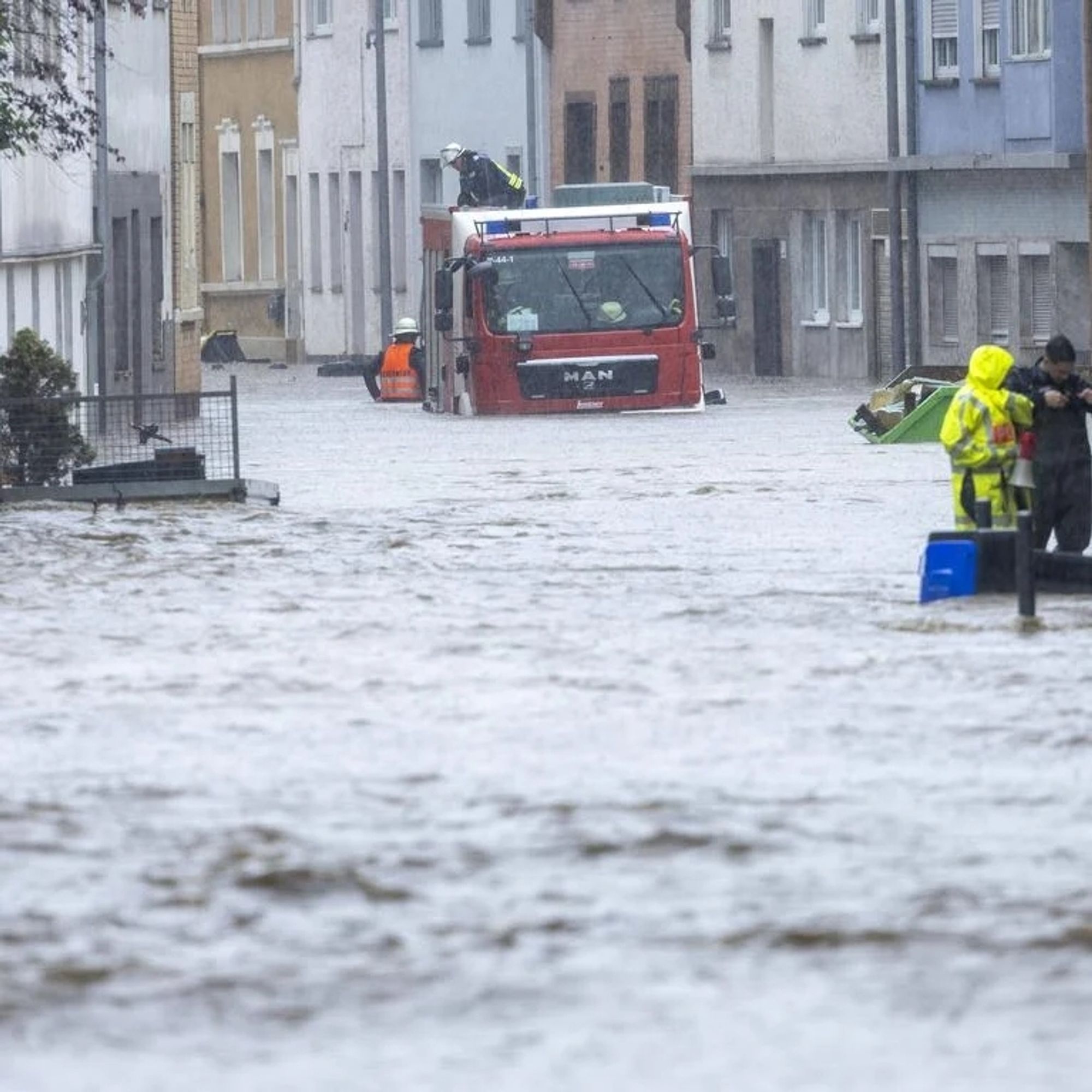 Ein Feuerwehr Fahrzeug in Mitten von Wassermassen, das Bild stammt aus den Saarland von gestern