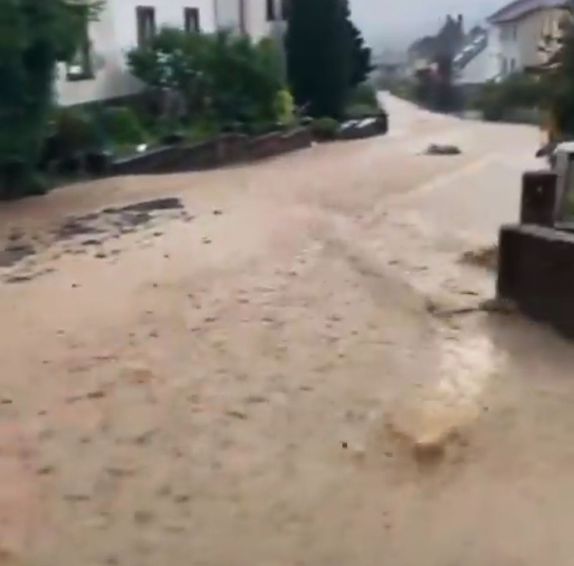 Eine Straße in einem Dorf wird zu einem reißenden Fluss. Bild von gestern aus Kleinblittersdorf, Saarland