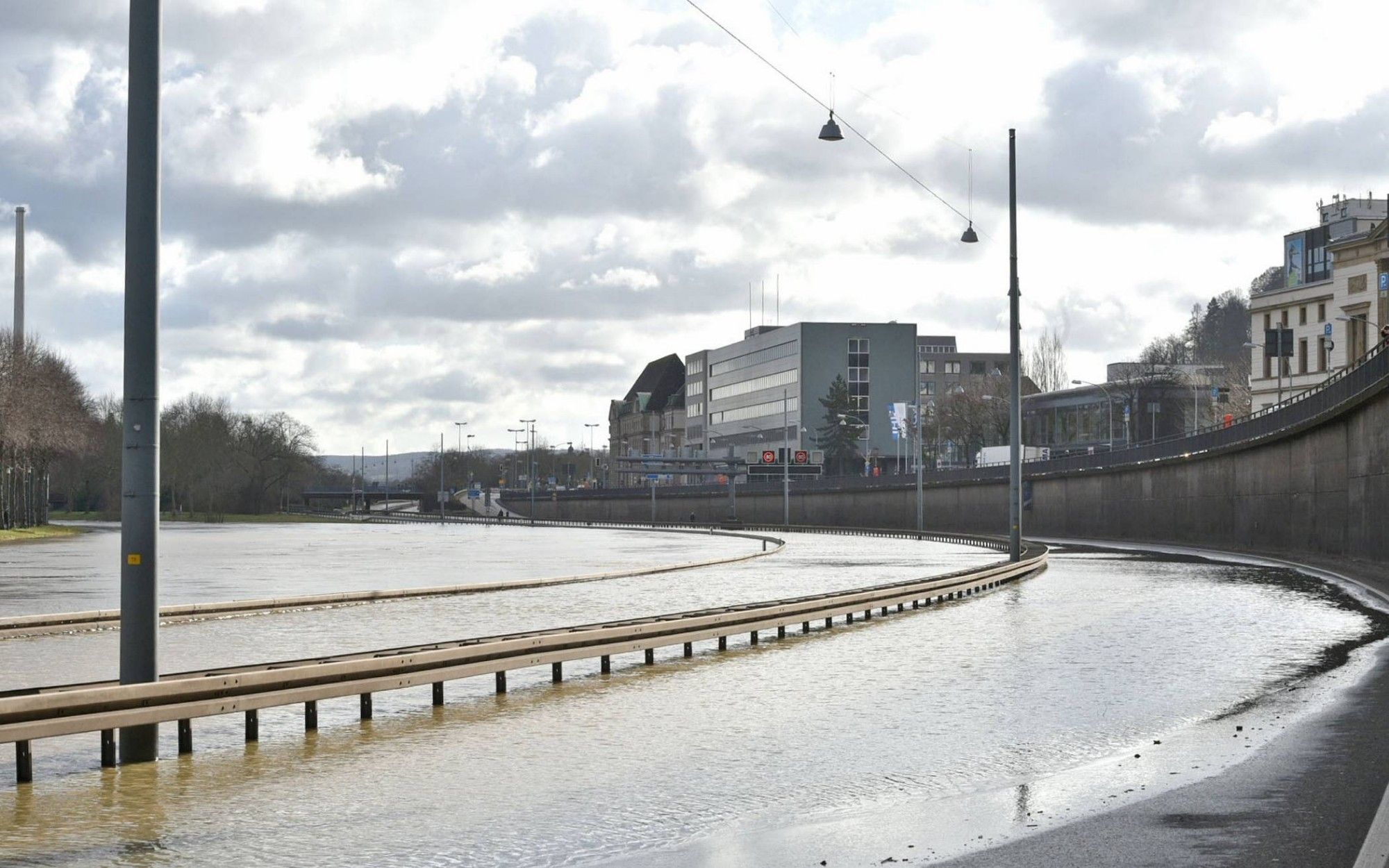 Überflutete Autobahn bei Saarbrücken.
Eine einzige Wasserfläche. Nur die Mittelleidplanke ragt noch aus dem Wasser