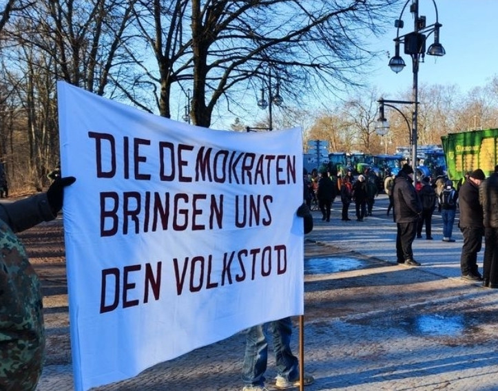 "Die Demokraten bringen uns den Volkstod" Plakat auf der Bauerndemo im Tiergarten