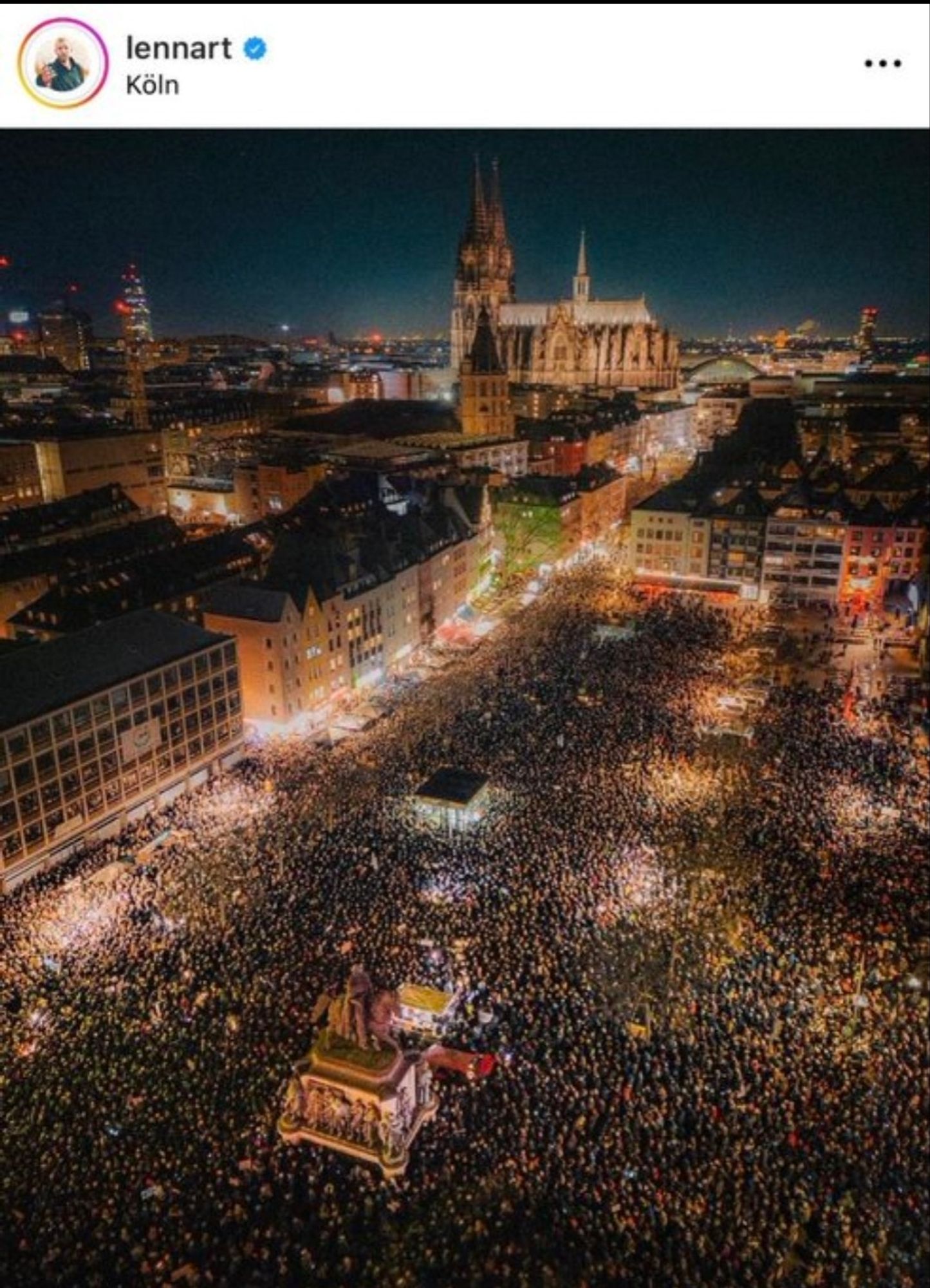 Der Heumarkt in Köln voller Menschen bei der Demo gestern.