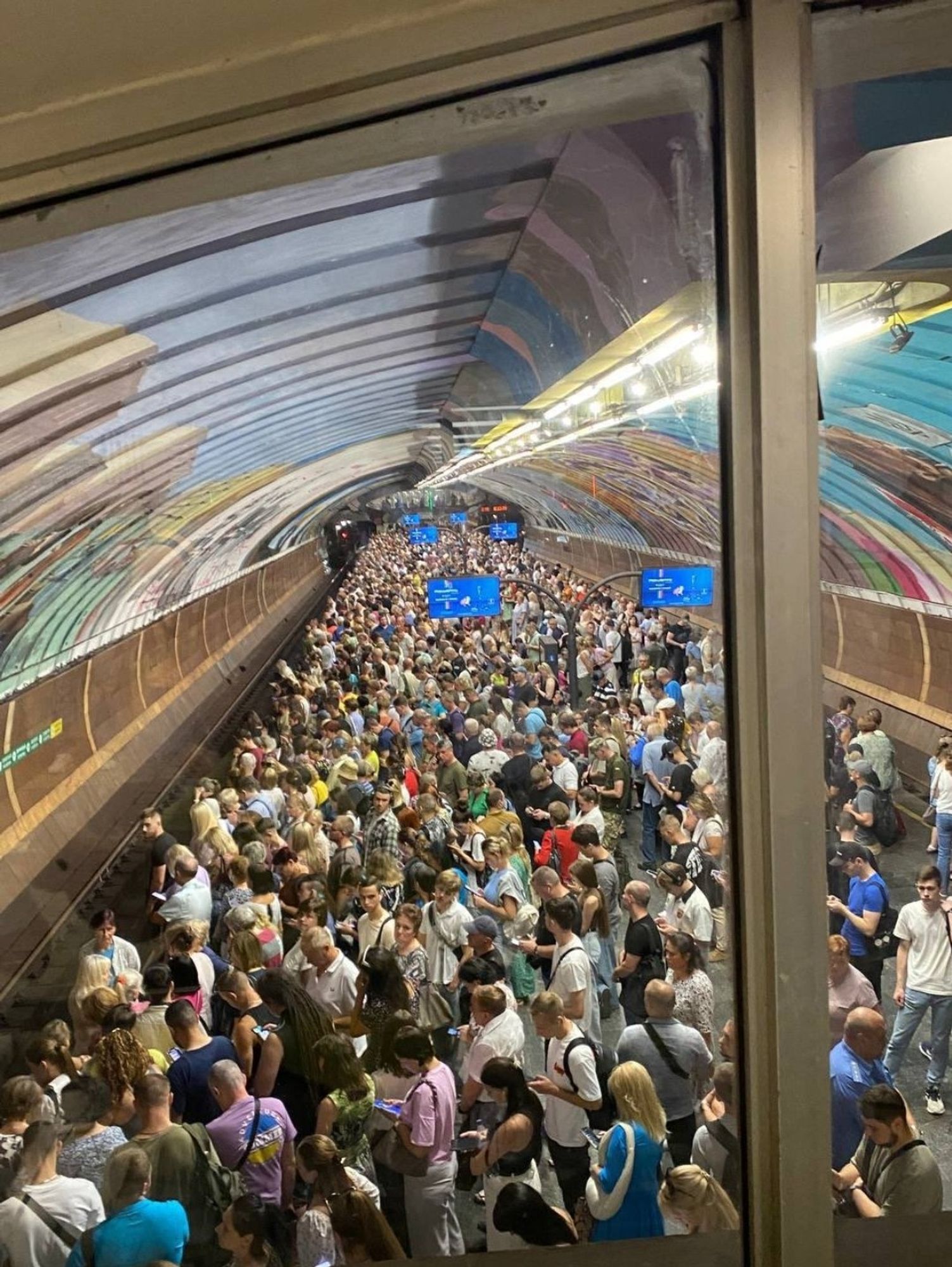 Überfüllte Metrostation in Kyiv, die während eines massiven russischen Angriffs heute zum Schurzraum für Tausende Menschen wurde.