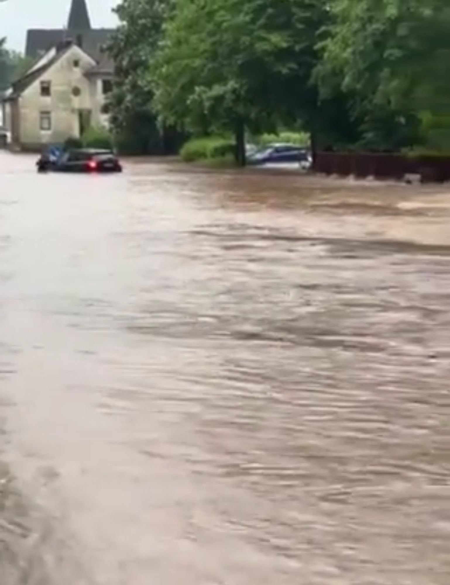 Ein Auto treibt in den Wassermassen, das Bild stammt aus dem Saarland und ist von gestern