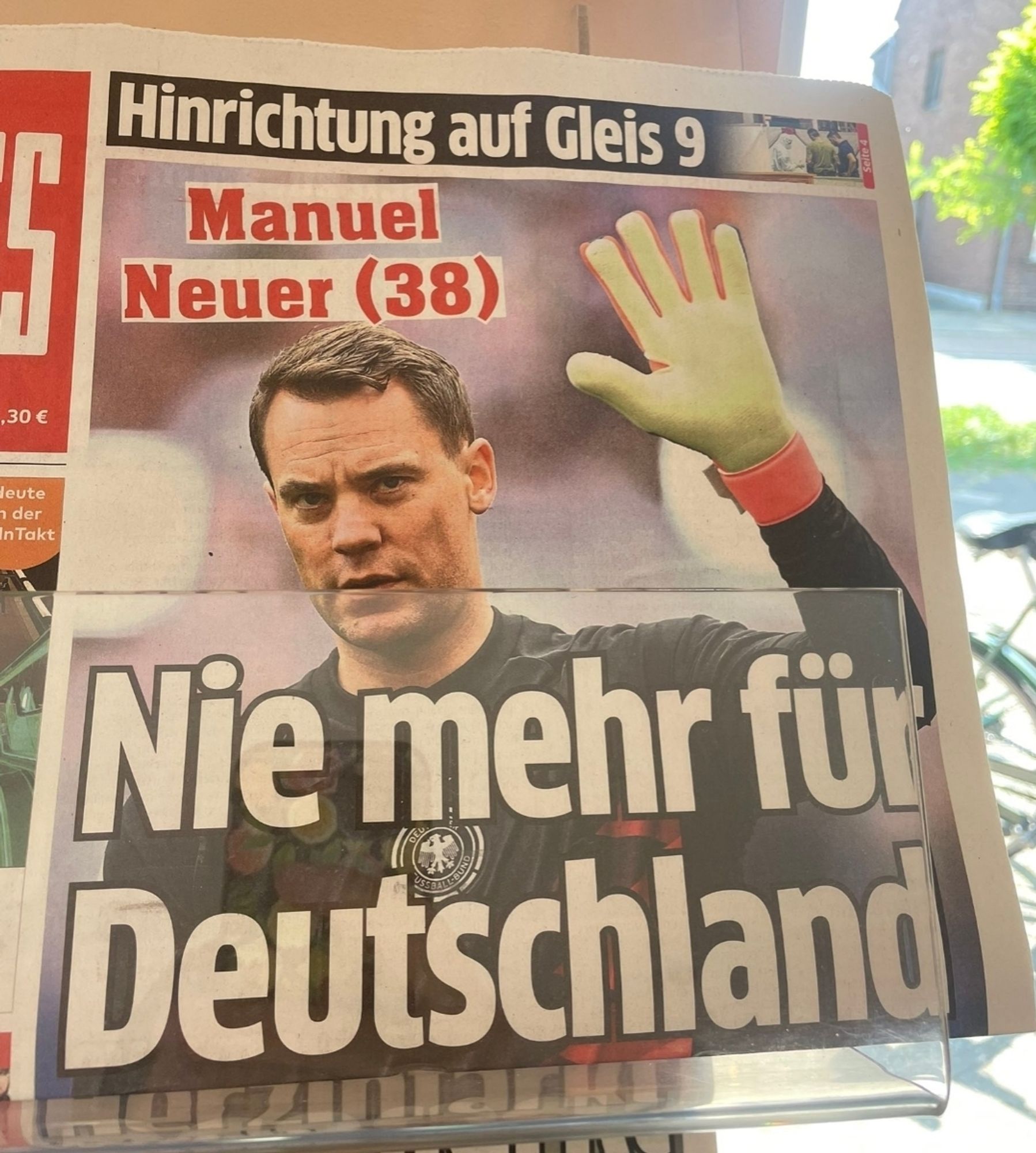 Bild Zeitung von gestern.
Groß Manuel Neuer
Mit dem Untertitel "Nie mehr für Deutschland".
Darüber klein "Hinrichtung am Gleis 9",über einen Mord am Frankfurter Hauptbahnhof.
Die Trennung der beiden Artikel ist nicht eindeutig.