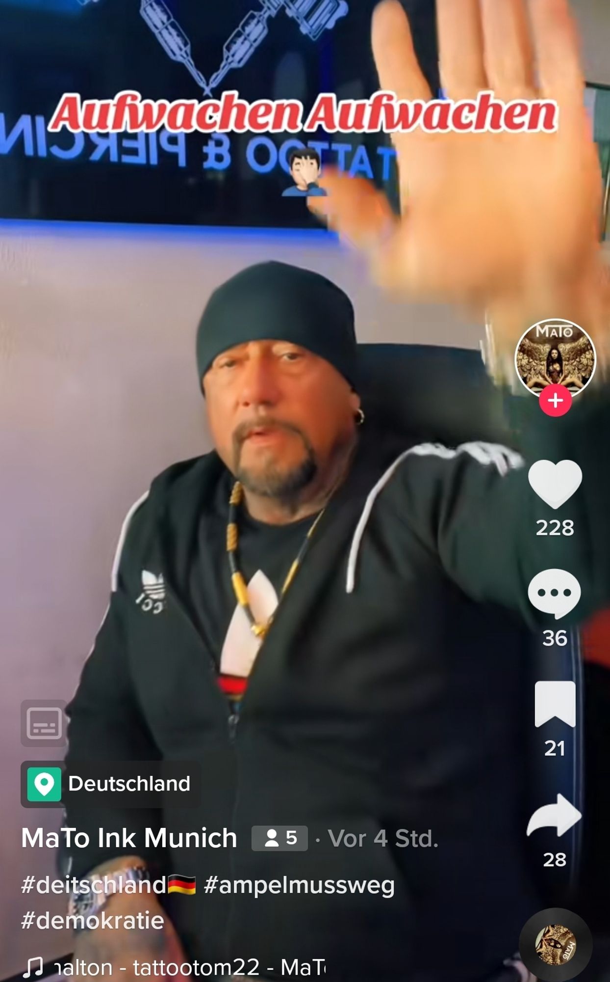 TikTok Screenshot von Tom, Titel Aufwachen, Aufwachen