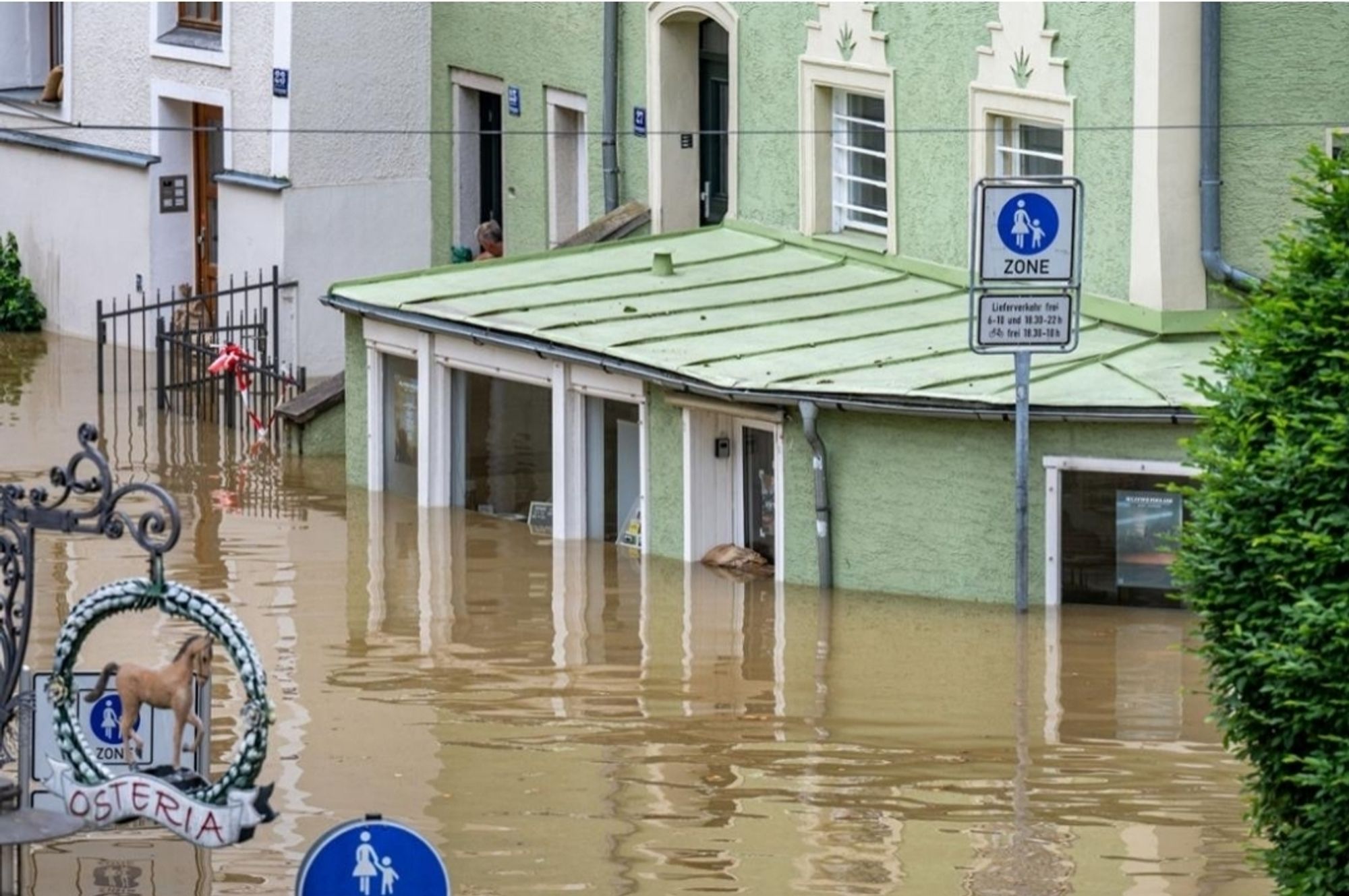 Es folgen vier Bilder zu Hochwasserkatastrophe in Bayern