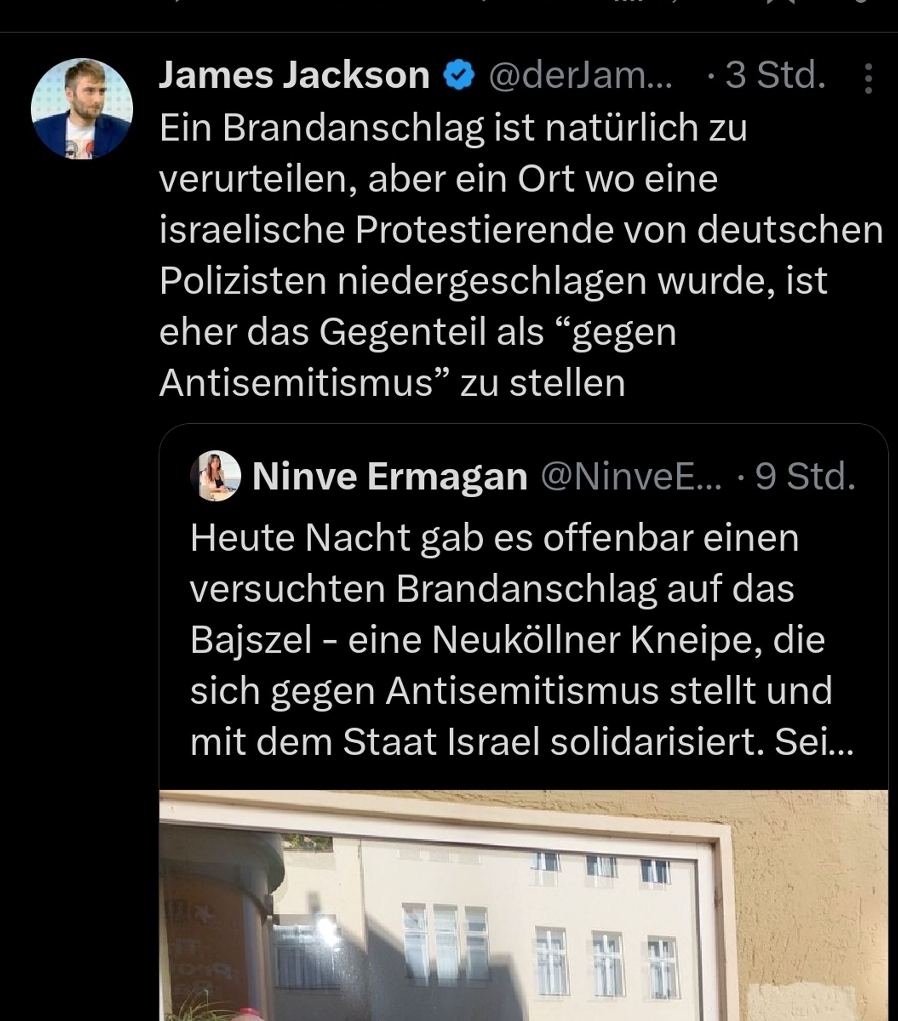 James Jackson auf Twitter als Reaktion auf diesen Bandanschlag
Ein Brandanschlag ist natürlich zu verurteilen, aber ein Ort wo eine israelische Protestierende von deutschen Polizisten niedergeschlagen wurde, ist eher das Gegenteil als "gegen Antisemitismus" zu stellen