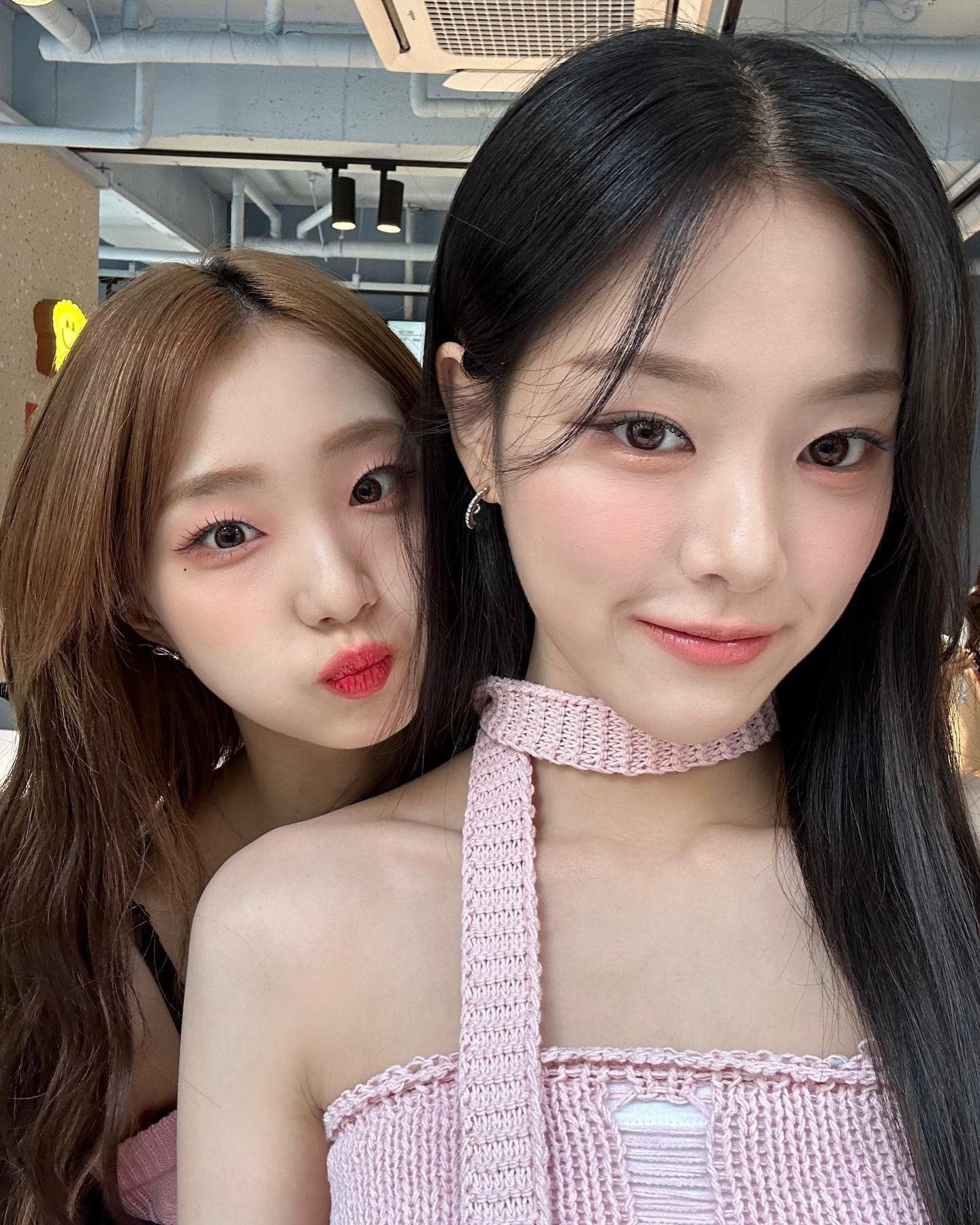 selfie of yeojin and hyunjin from loossemble