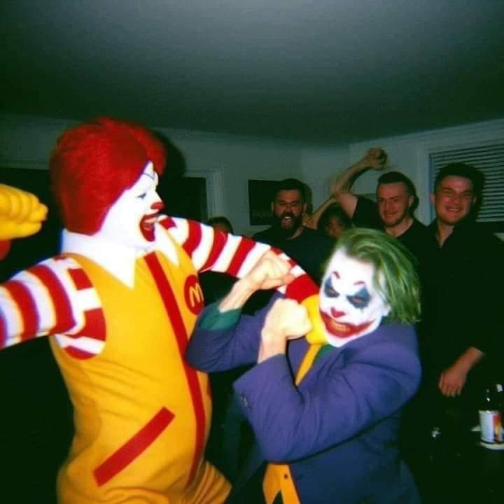 Fogo do coringa tretando com o Ronald McDonald