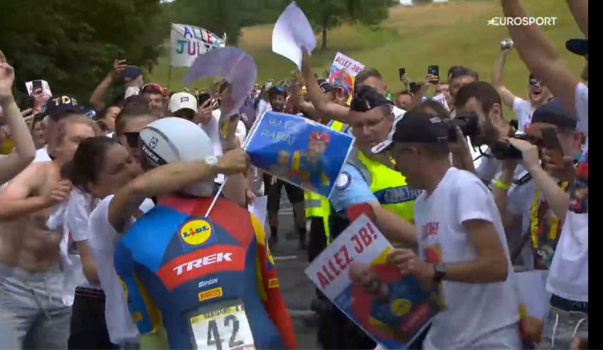 Le cycliste français Julien Bernard s'arrête au milieu des supporters pour embrasser sa femme et sa fille en plein milieu de la 7e étape contre-la-montre du Tour de France