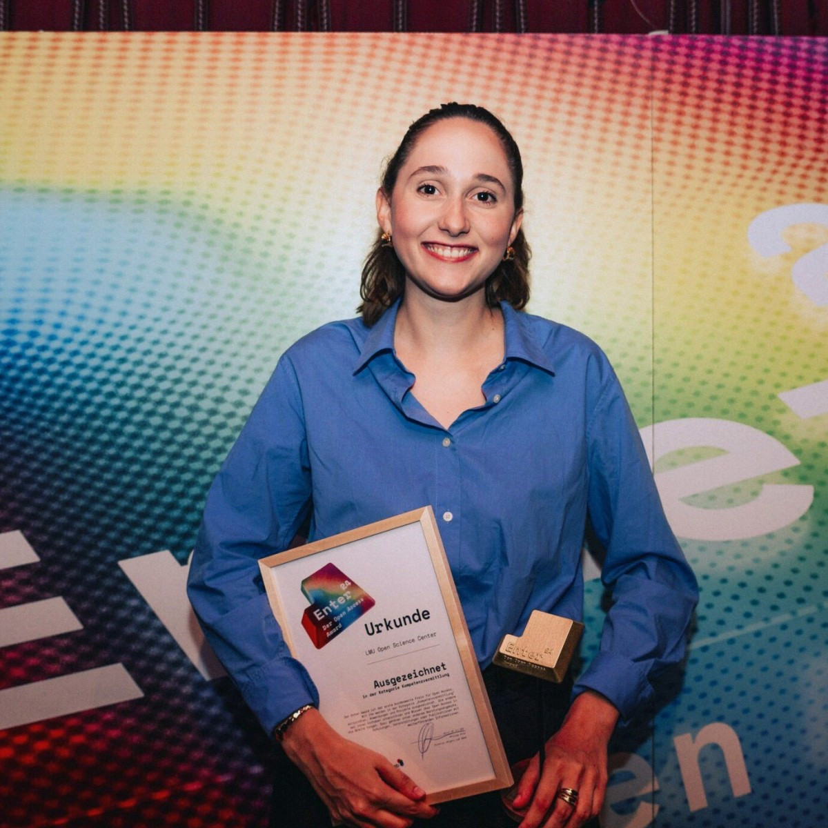 This picture shows the student assistant Gracia Prüm, who accepted the certificate and the Enter award on behalf of the OSC.