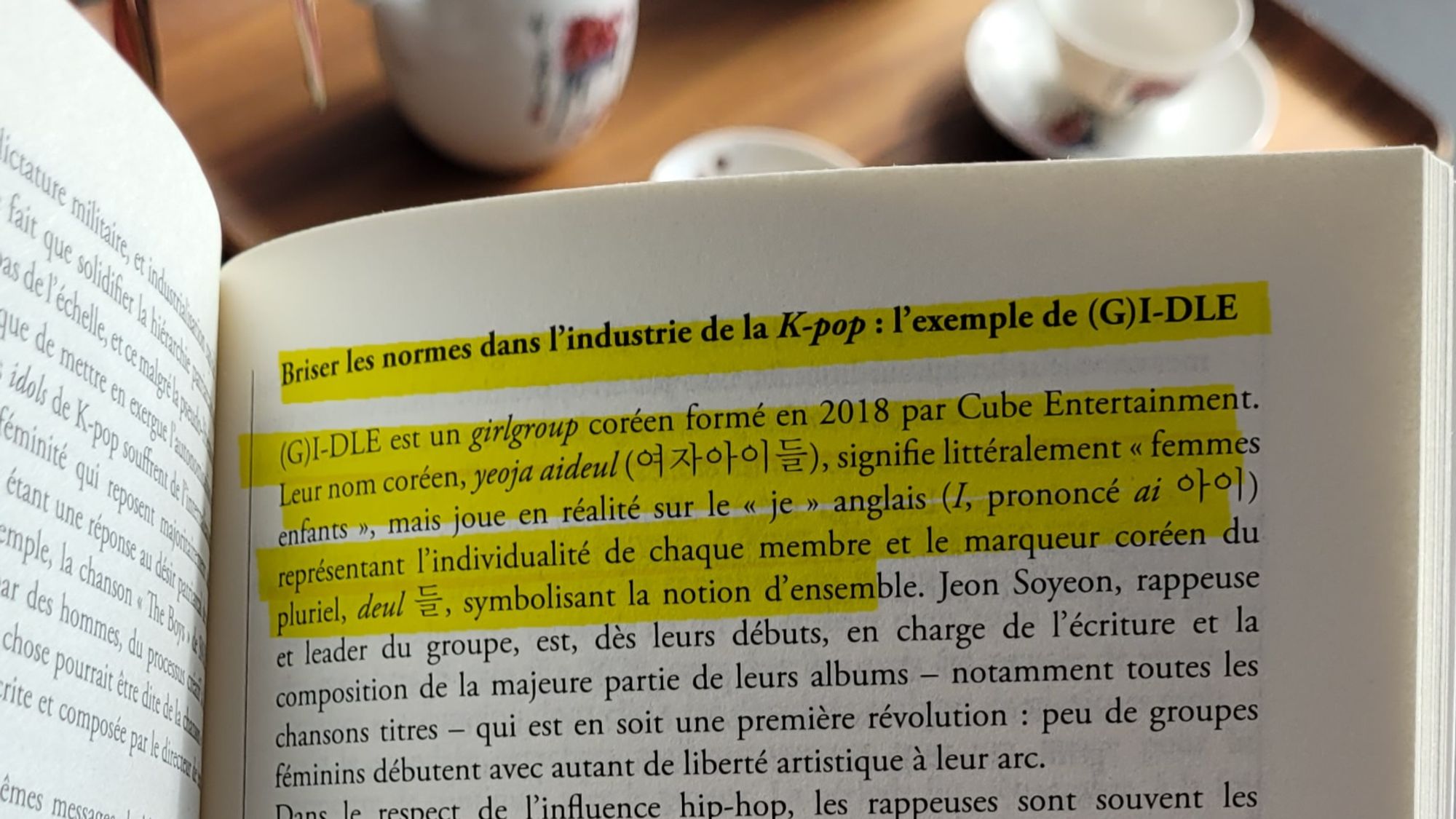 Briser les normes dans l'industrie de la K-pop : l'exemple de (G)I-DLE

(G)I-DLE est un girlgroup coréen formé en 2018 par Cube Entertainment.
Leur nom coréen, yeoja aideul (여자아이들), signifie littéralement "femmes
enfants" mais joue-en réalité sur le "je" anglais (I, prononcé 아이)
représentant l'individualité de chaque membre et le marqueur coréen du
pluriel, deul 등 symbolisant la notion d'ensemble.