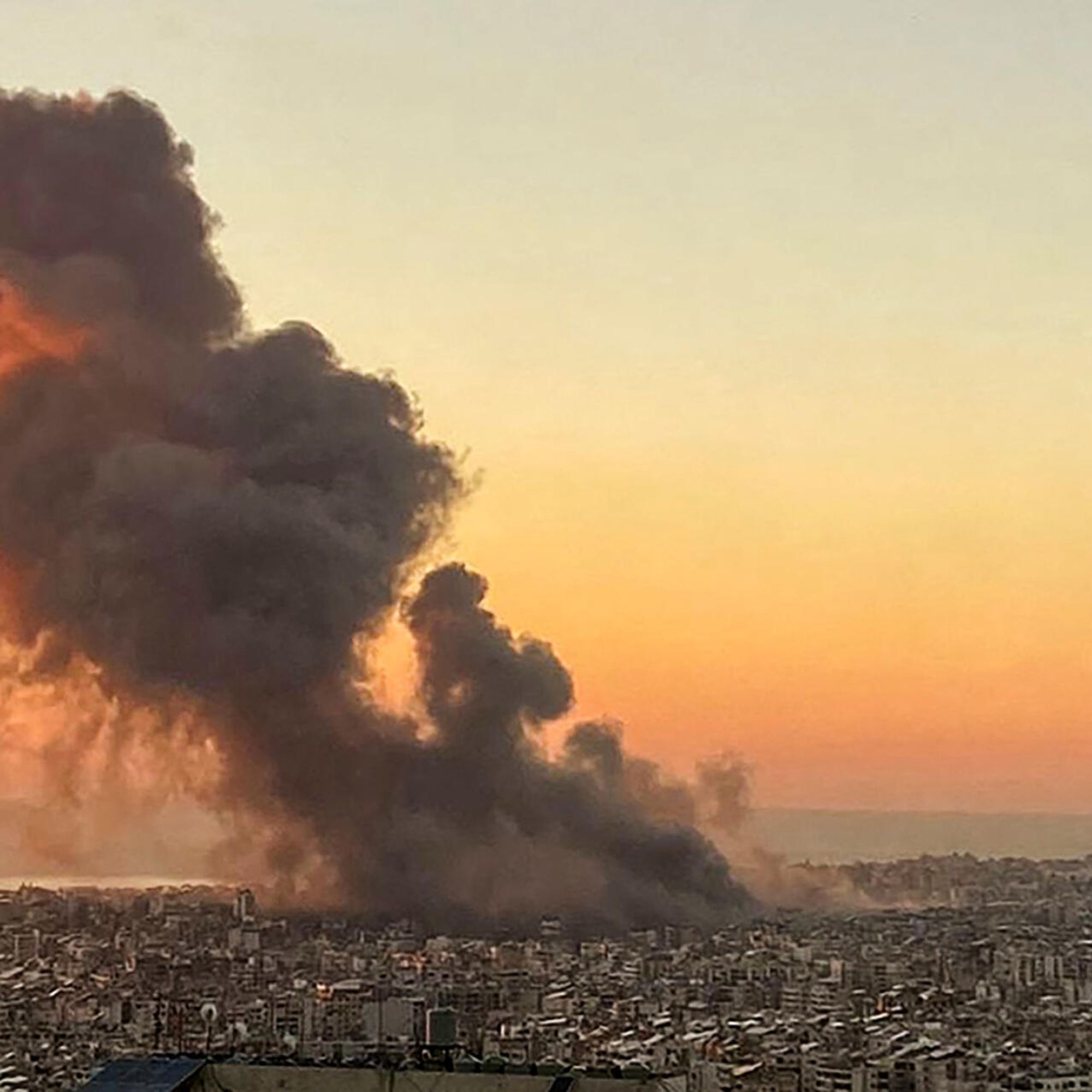 De la fumée s'élève de la banlieue sud de Beyrouth après une frappe israélienne le 27 septembre (AFP)