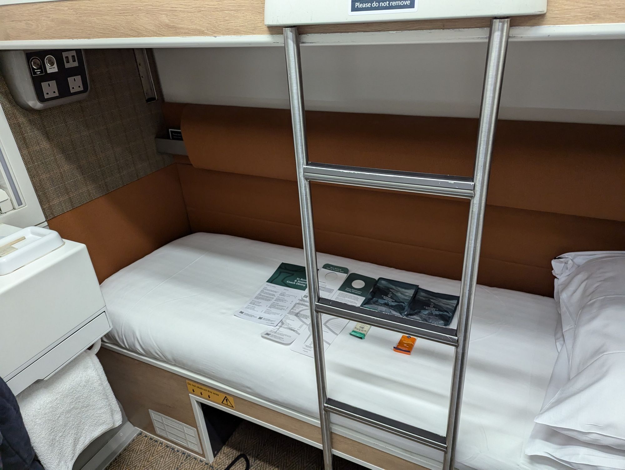 Sleeper train bunk bed