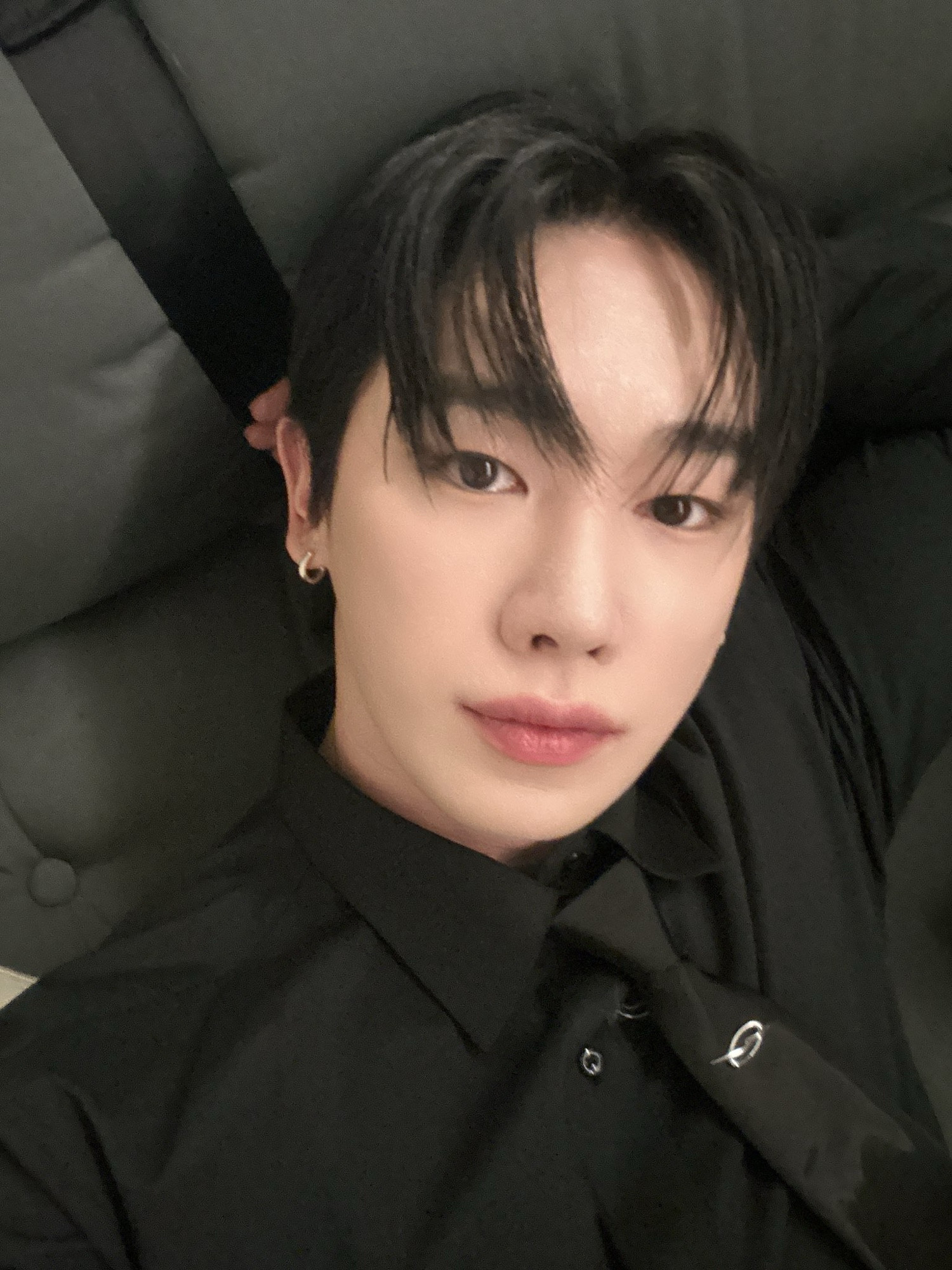 selca from above, wonho’s wearing all black