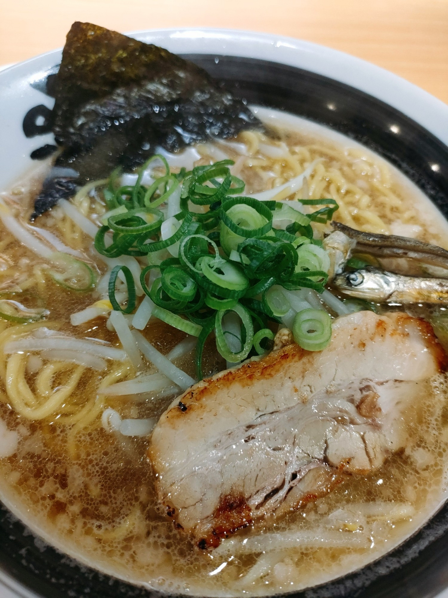 広島が誇るラーメンチェーン店
ばりうま（本当は口馬って書くウマ一文字）の
期間限定　ガツーンにぼしラーメン。
にぼしと思いきや、ばりうまのベーススープである豚骨もしっかり効いていて濃厚な美味さ。
もやしシャクシャク、チャーシューも肉厚なのに脂っぽくなくて最高です。