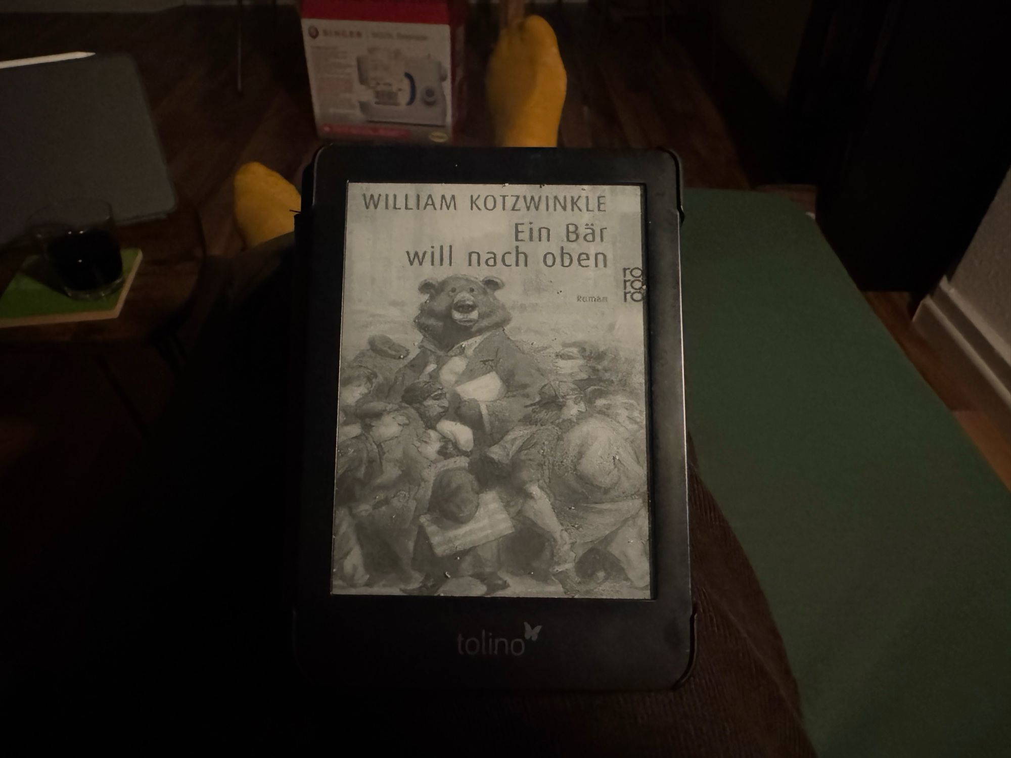 Foto: Ebook Reader auf Bein, der Titel vom Buch lautet „Ein Bär will nach oben“ von William Kotzwinkle. 




(Danke Unti)