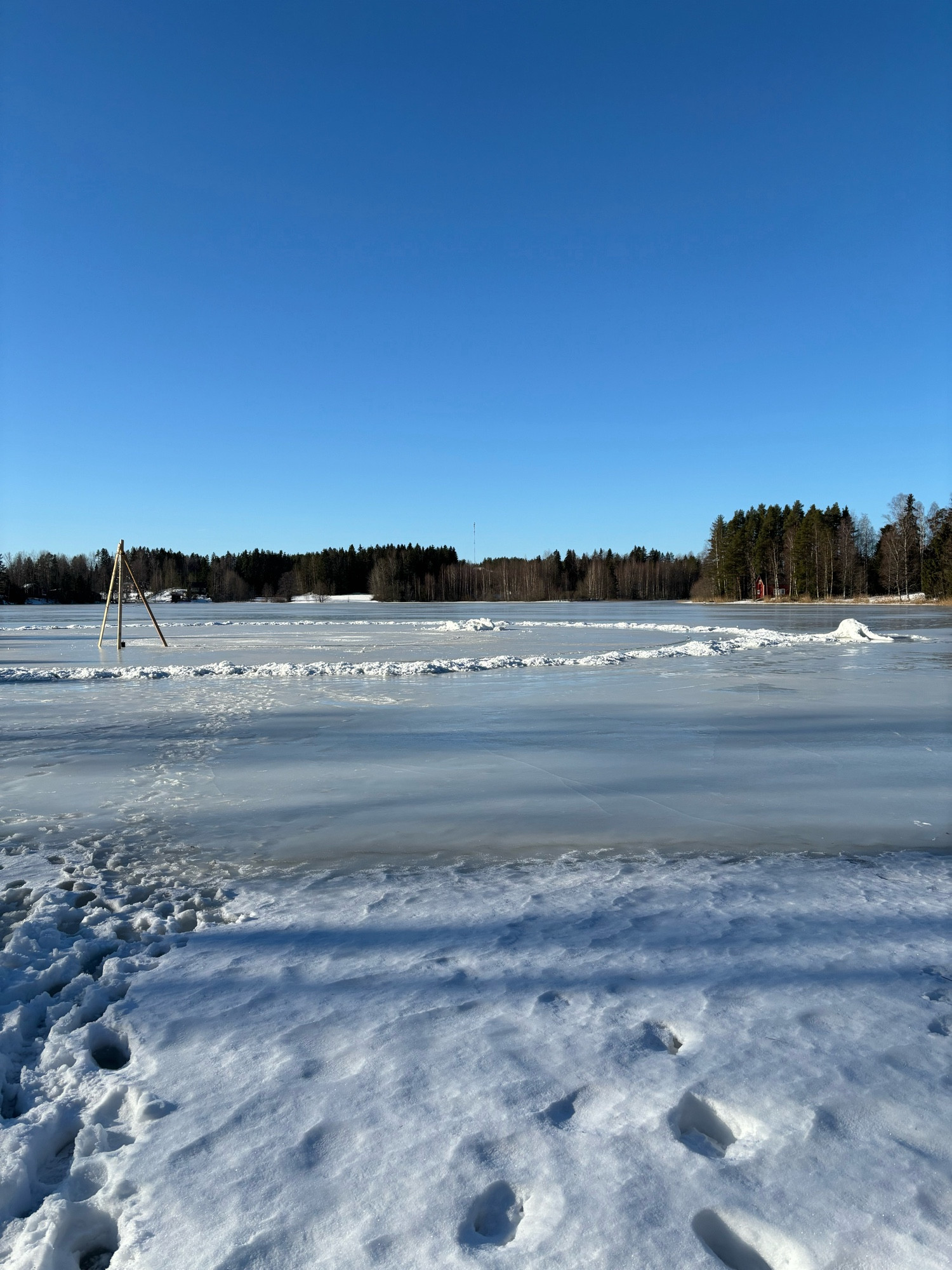 Jäätynyt järvi