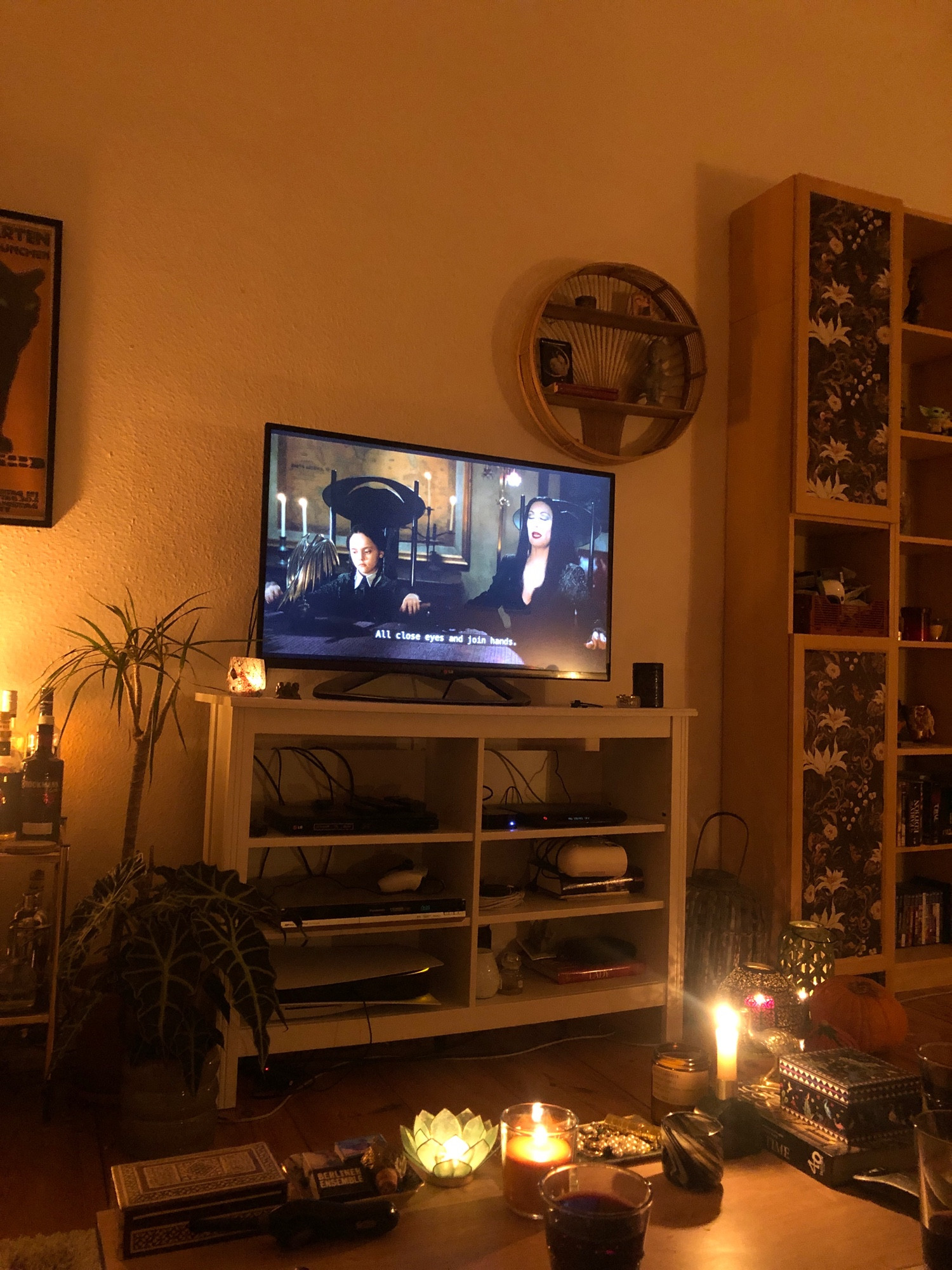 Addams Family auf dem Wohnzimmerfernseher