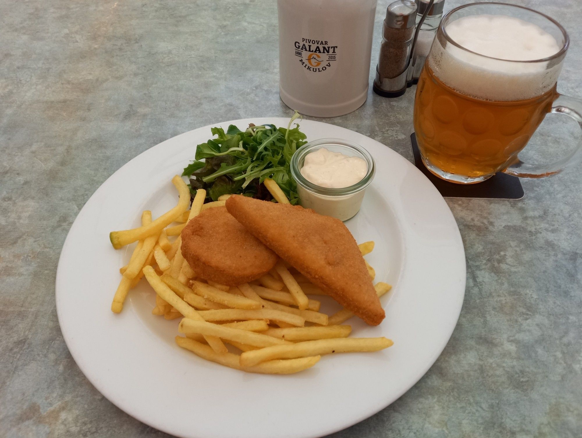 Panierter Käse, Pommes frites, Sauce, Salat. Dazu Bier aus der Brauerei Galant, Mikulov.