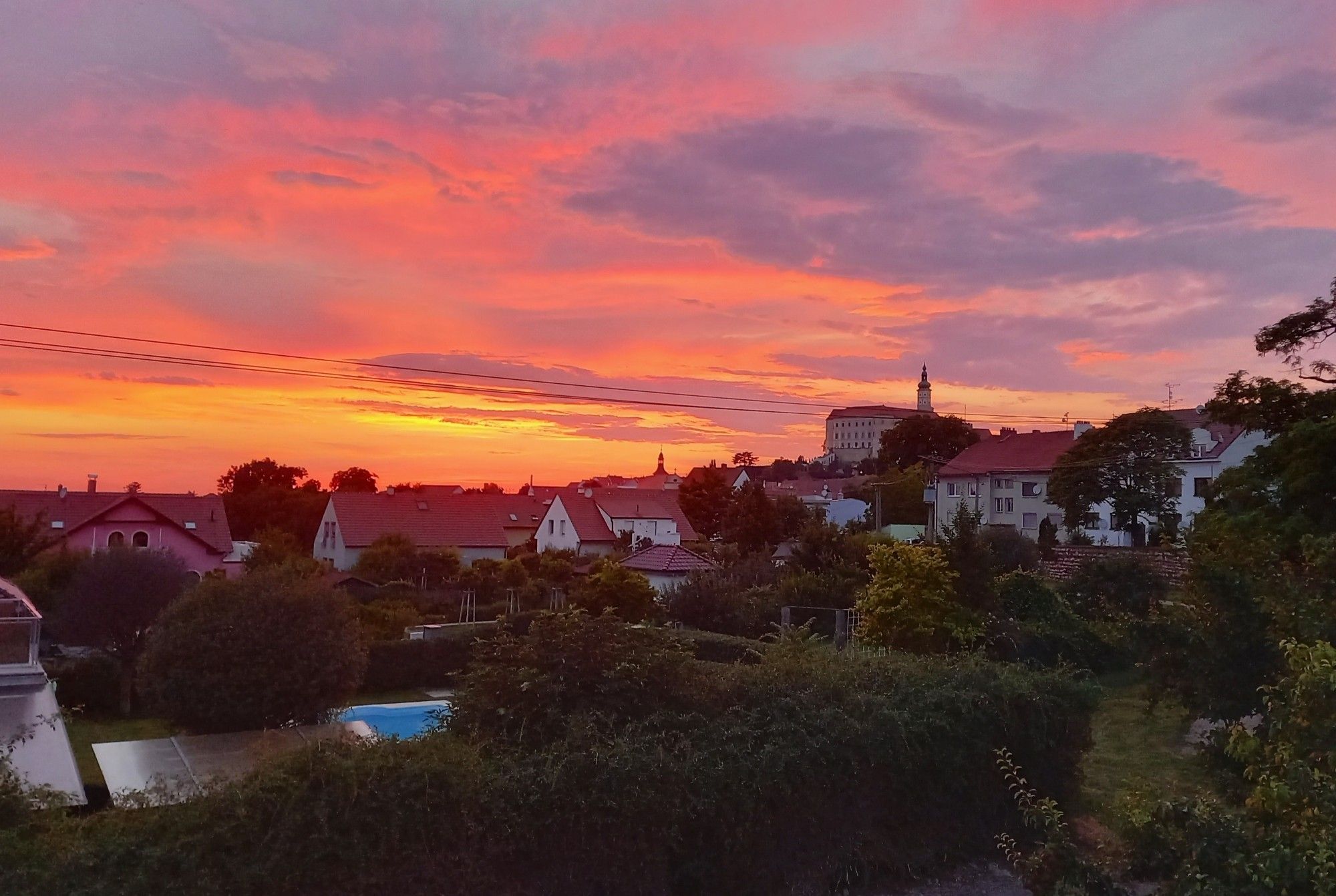 Abendhimmel über Stadt und Schloss Mikulov in gelb, orange, rosa, lila und hellblau