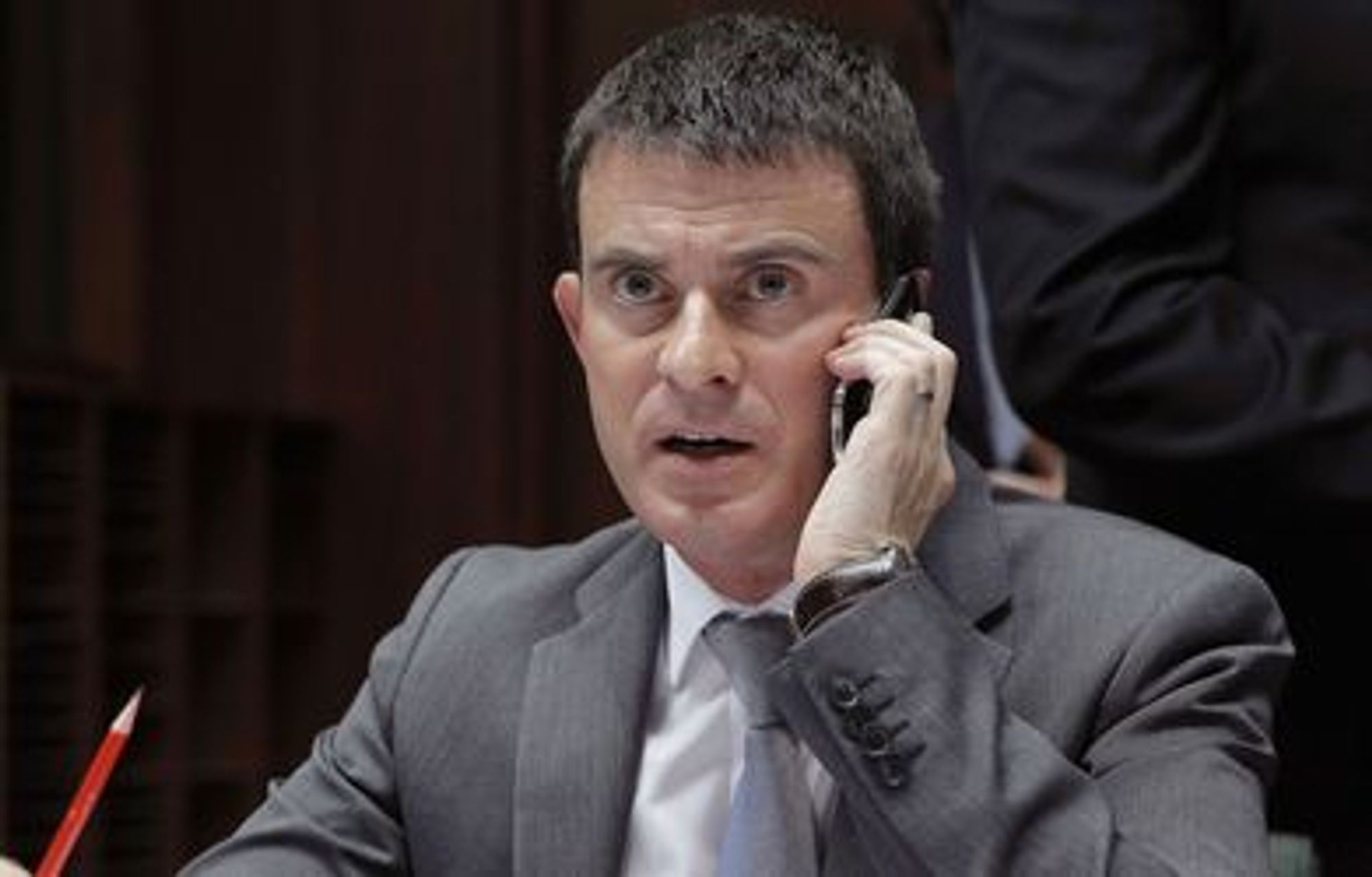 Manuel Valls au téléphone.