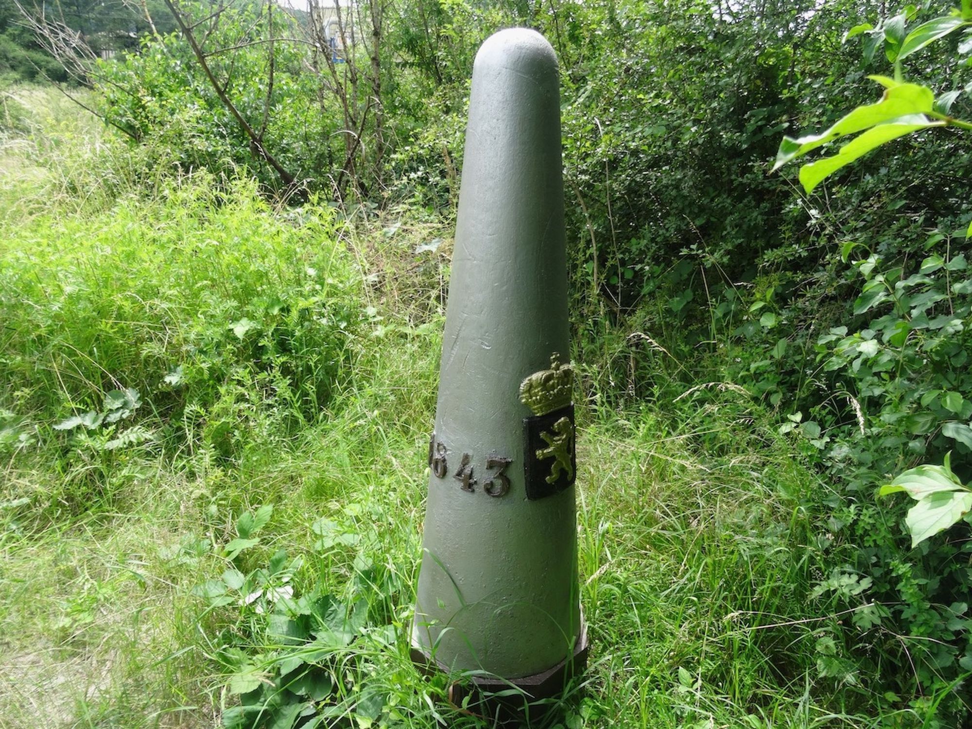 Dans un terrain assez vague, une borne datant de 1843, un peu détériorée, marque le tripoint entre les territoires de la Belgique, de la France et du Luxembourg.