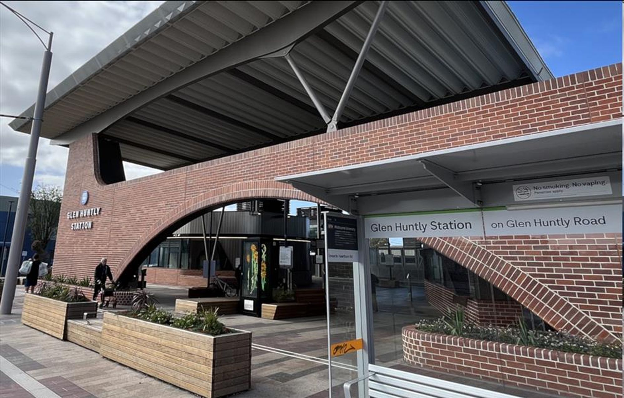 Glen Huntly station entrance