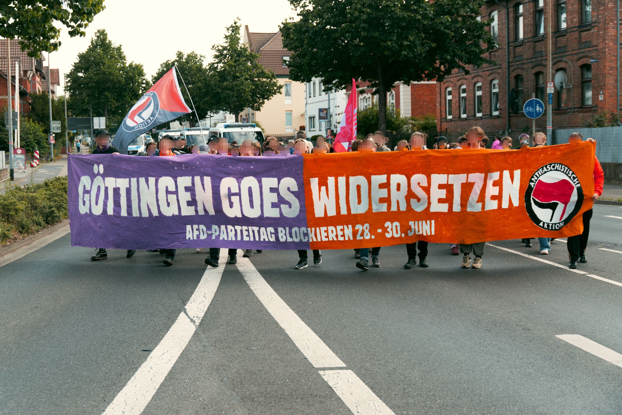 Ein lila-orangenes "Göttingen goes Widersetzen. AfD-Parteitag blockieren 28.-30. Juni" Transparent, das an der Spitze einer Demonstration vom Bahnhof in die Innenstadt von Northeim getragen wird