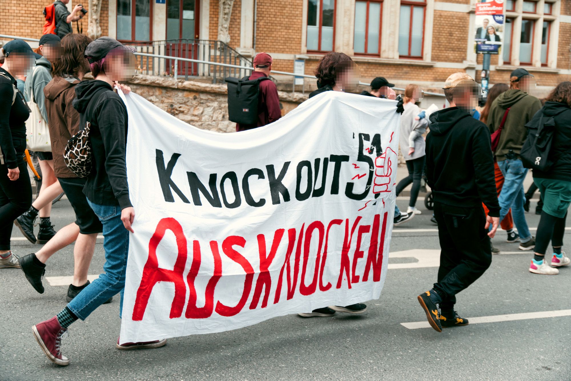 Weißes "Knockout51 ausknocken" Transparent in der Demonstration