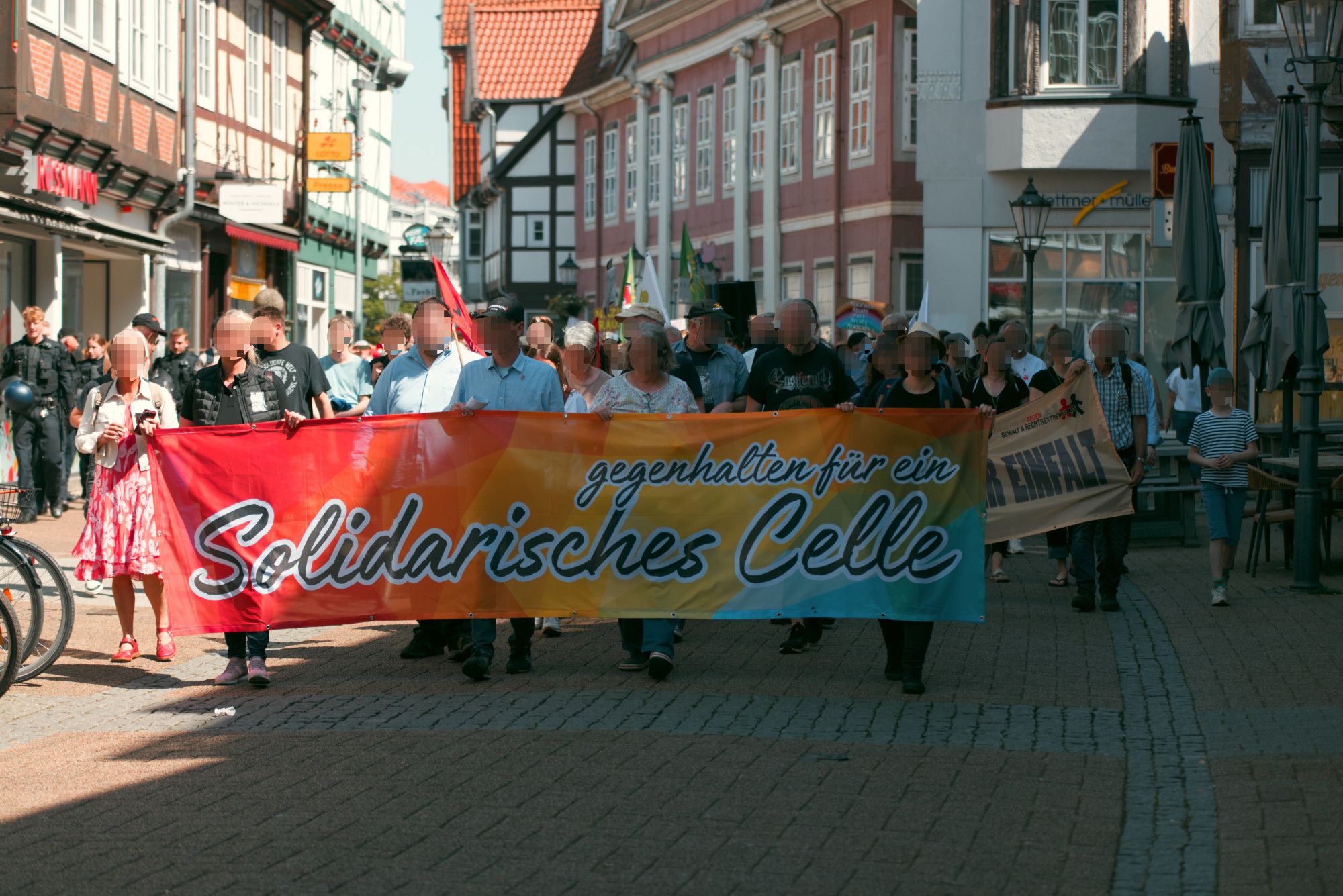 Der erste Block der antifaschistischen Demonstration mit einem bunten "gegenhalten für ein solidarisches Celle" Transparent