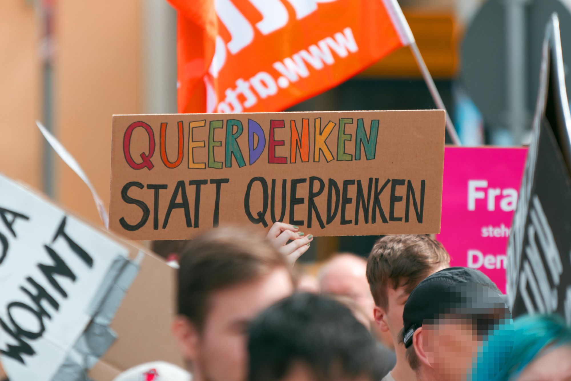 "Queerdenken statt Querdenken" Pappschild