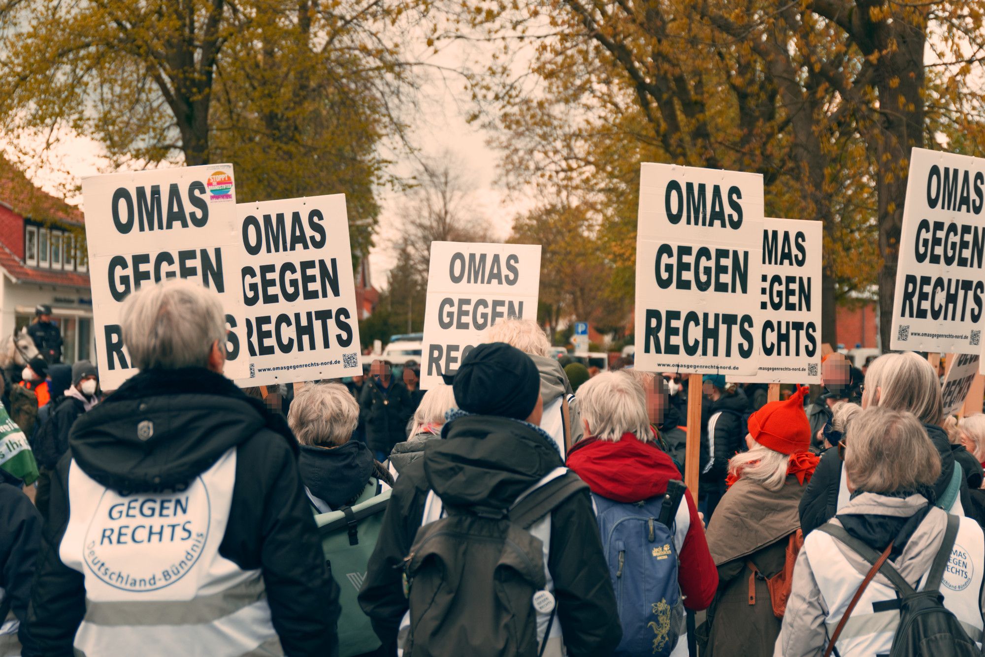 Eine Gruppe der Omas gegen Rechts mit weißen Schildern