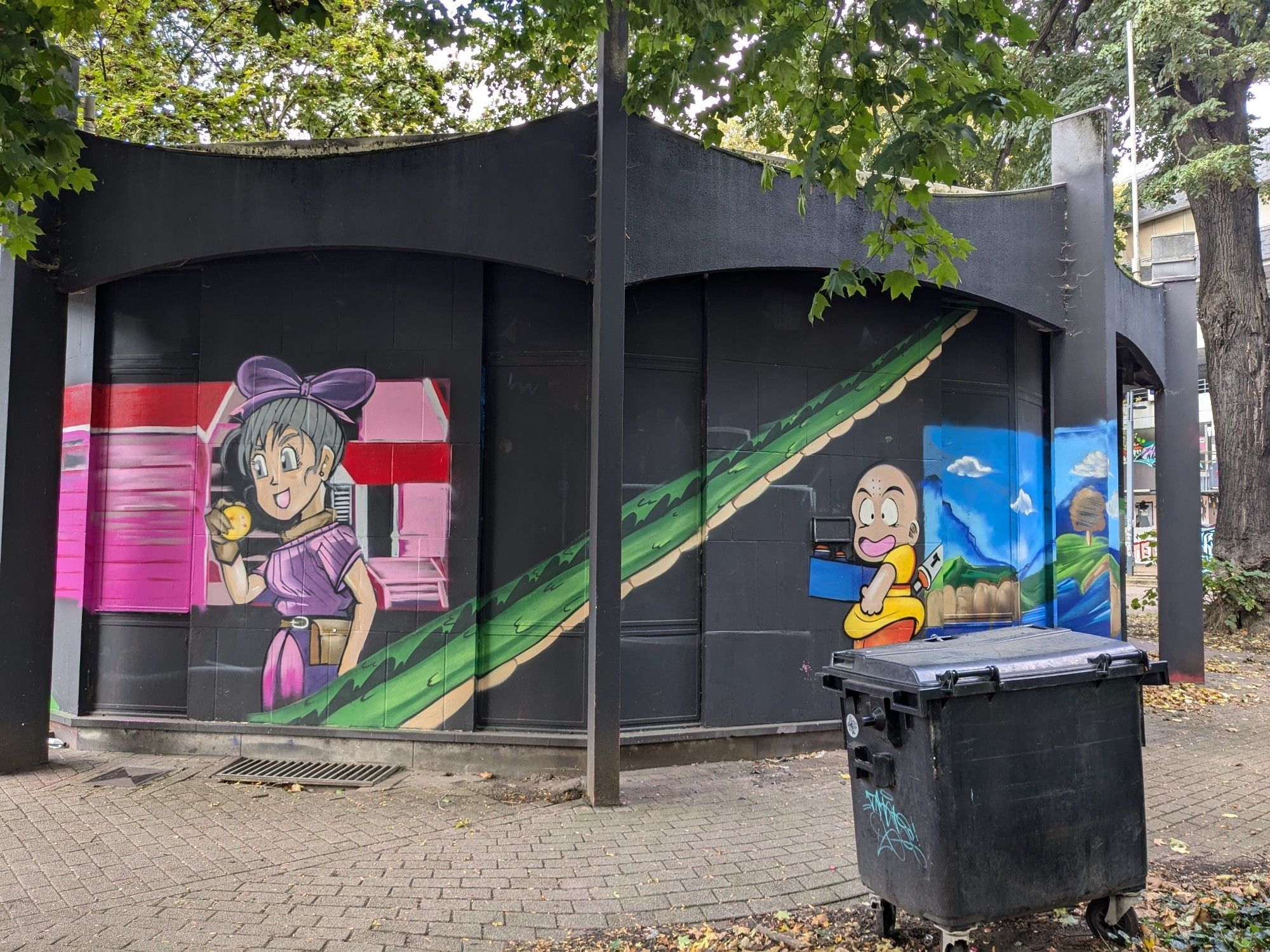 Graffiti showing Bulma now on the left and Krillin on the right side