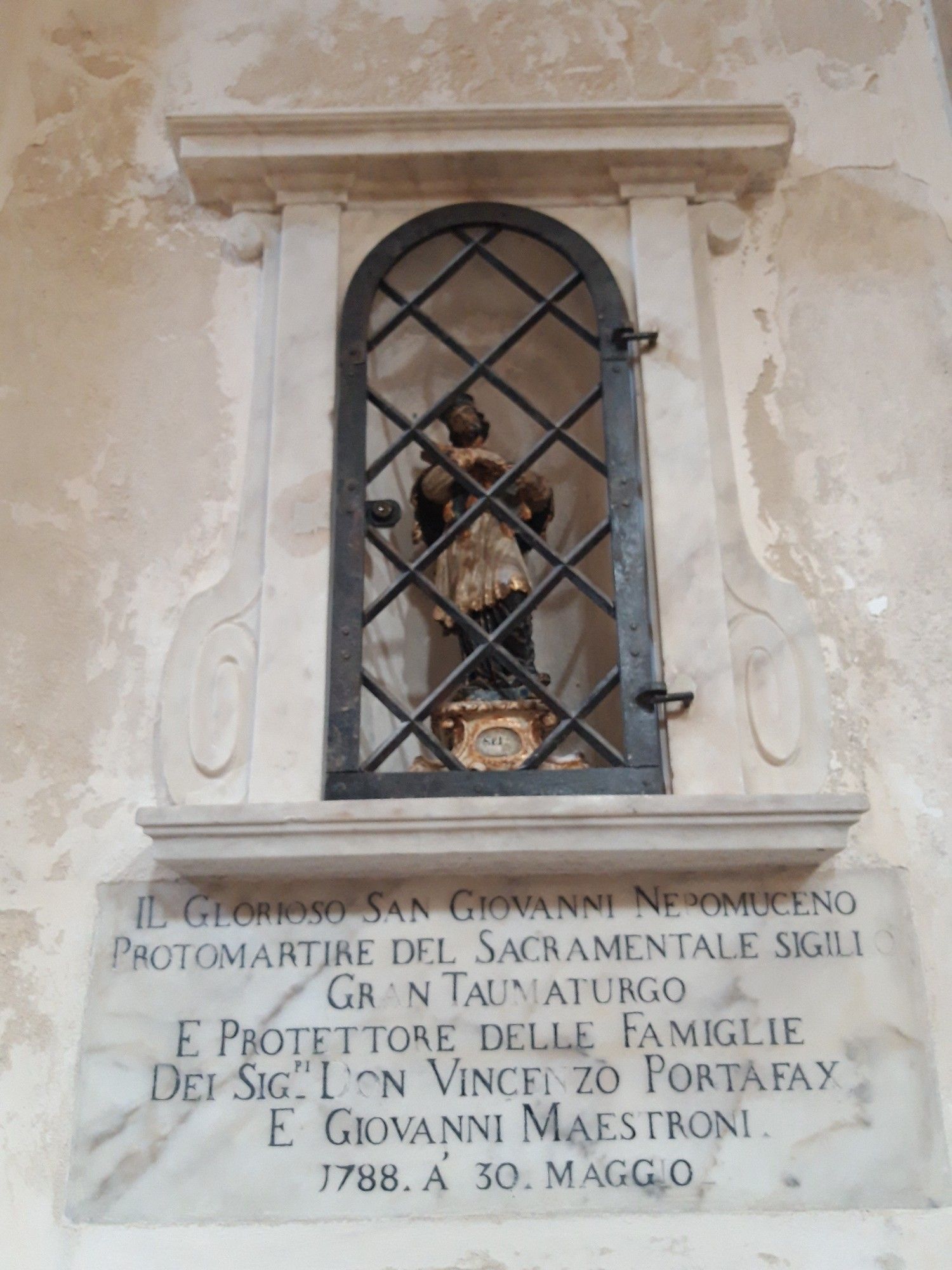 Une statue dans sa niche dans l'église de Bonifacio