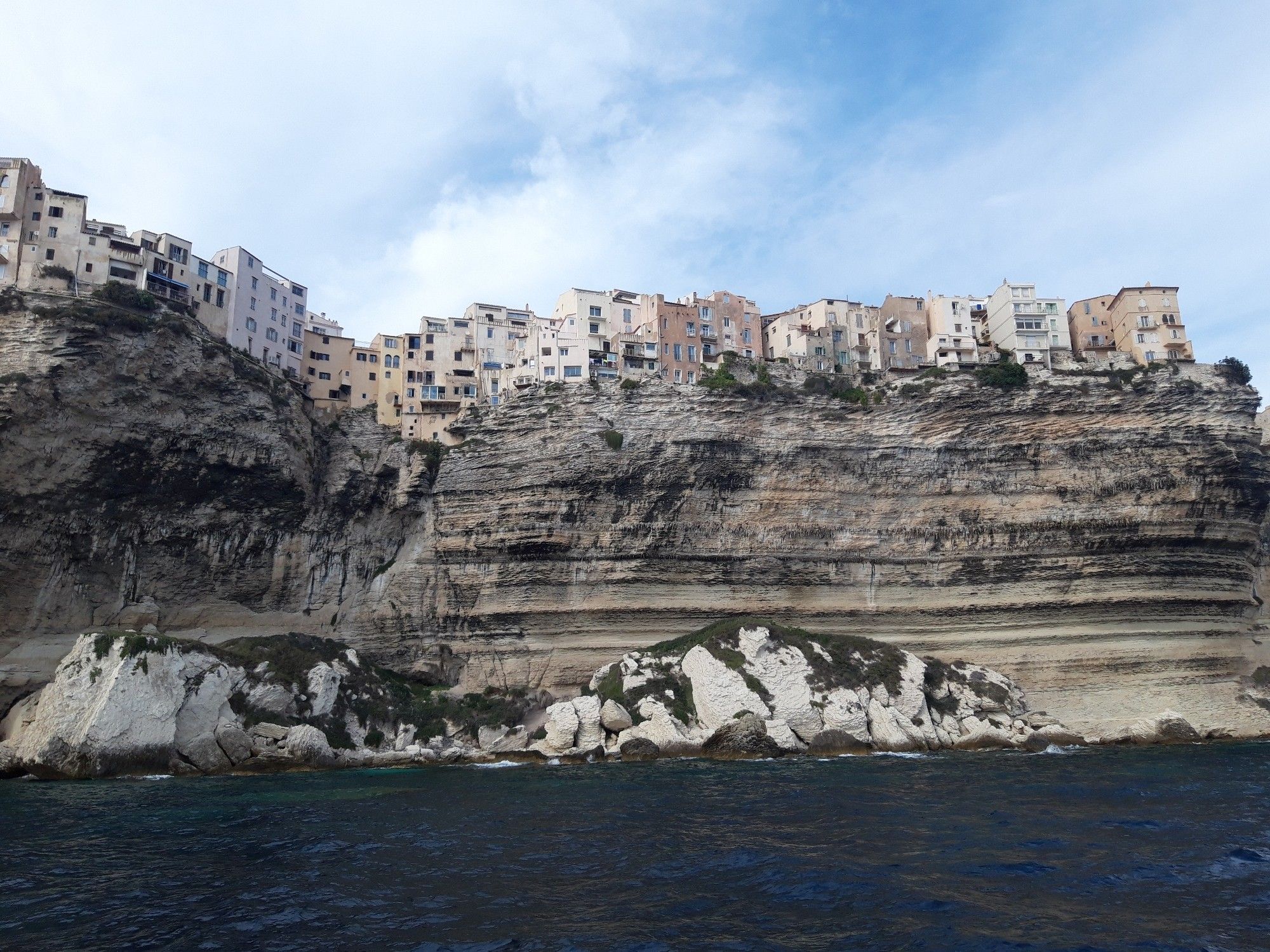 La ville de Bonifacio construite sur des falaises calcaires