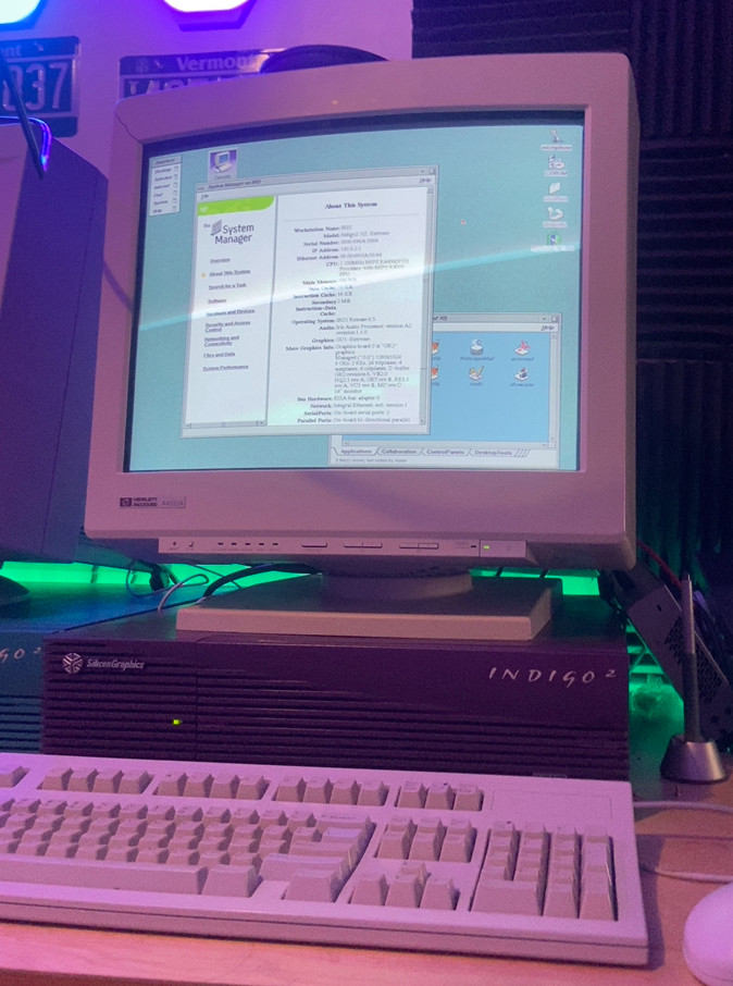 A SGI Indigo 2 with HP Monitor A4033A displaying the System Manager and icon catalog.