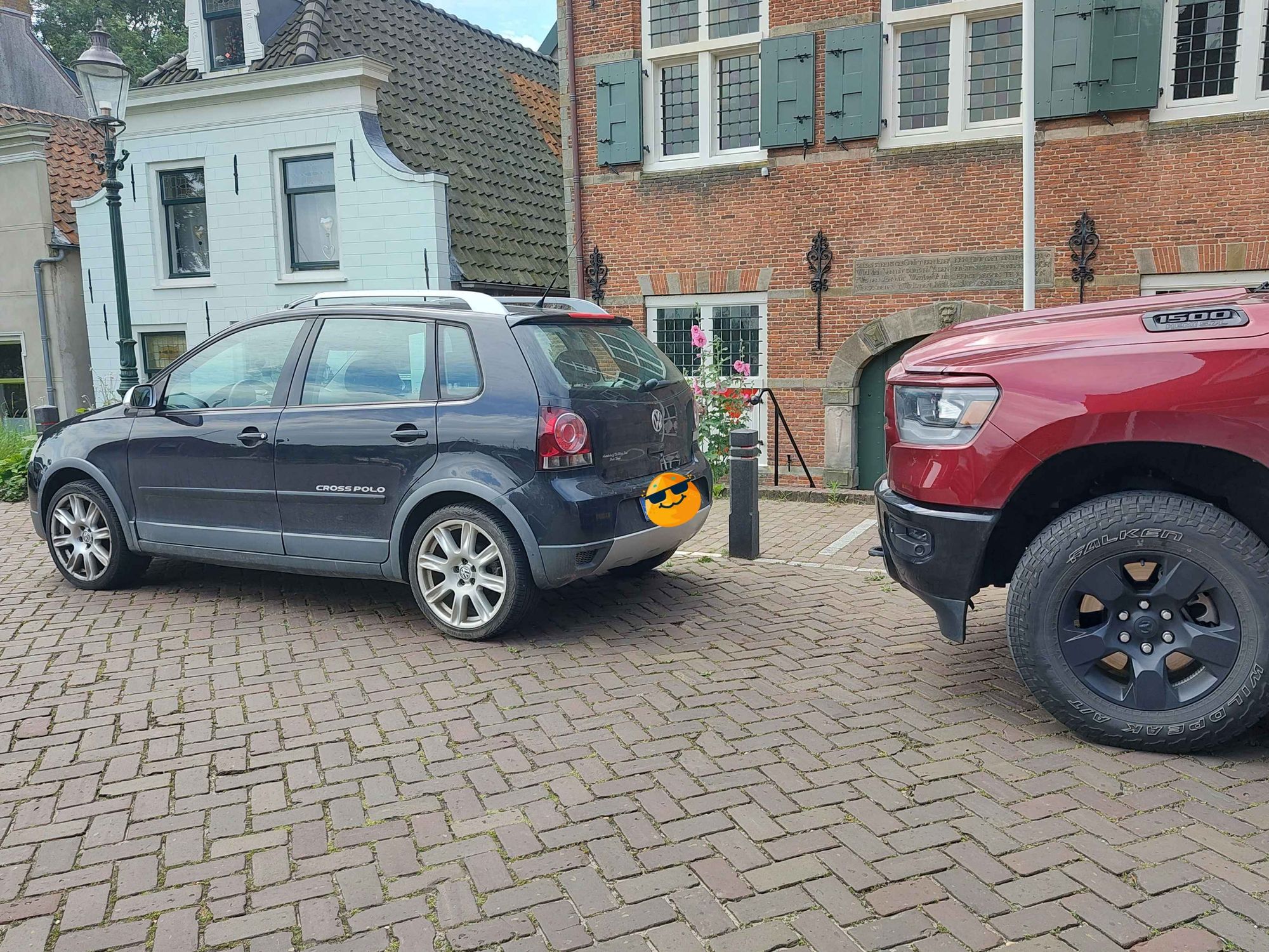 VW Polo parkt vor einem RAM. Und reicht diesem bis zur Motorhaube.