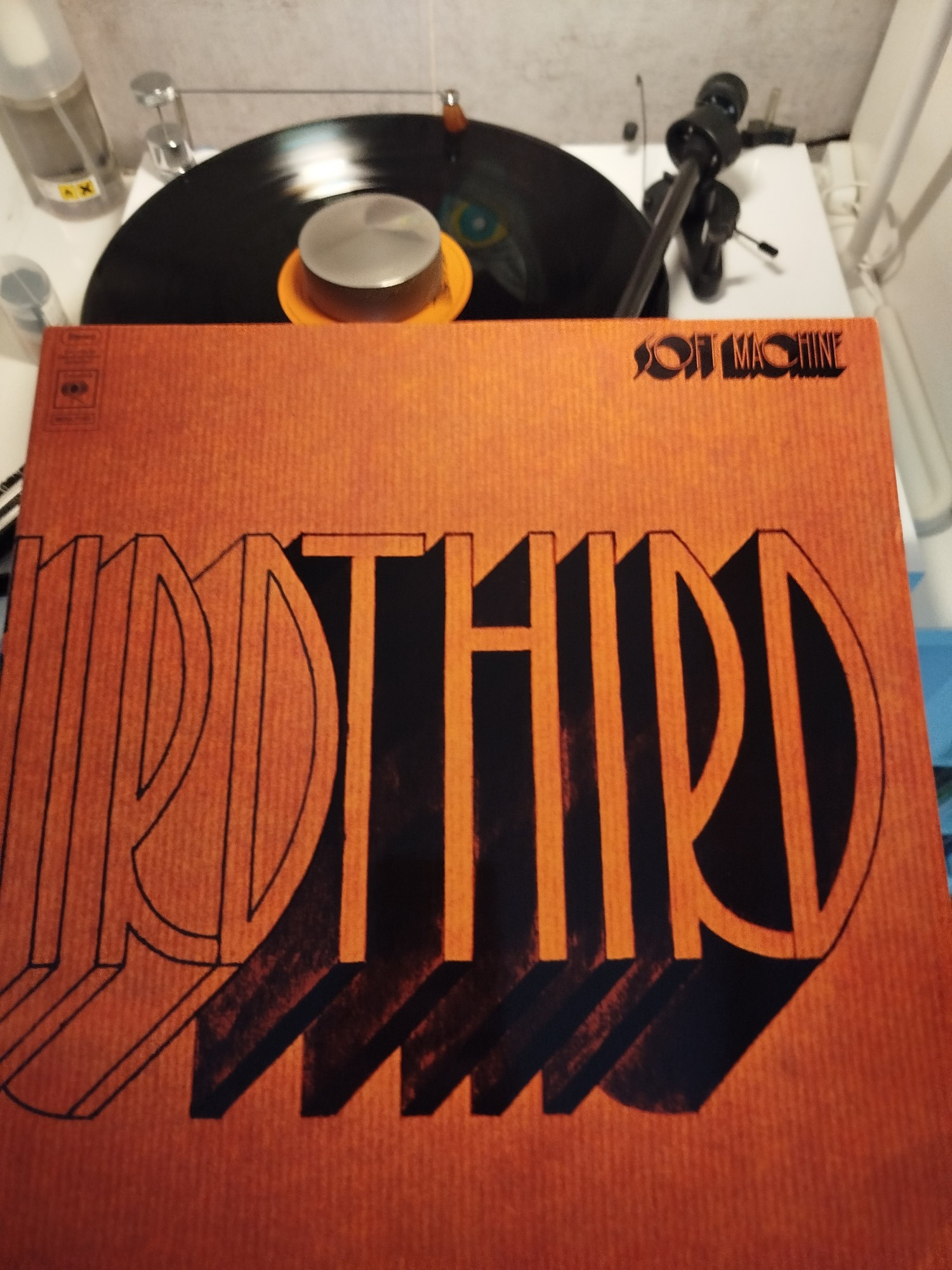 Ein braunes LP Cover, das an eine Stofftextur erinnert. Oben rechts steht SOFTMACHINE, und un der Mitte, fast die komplette Hülle ausfüllend, THIRD. Die Schrift mutet 3D an.